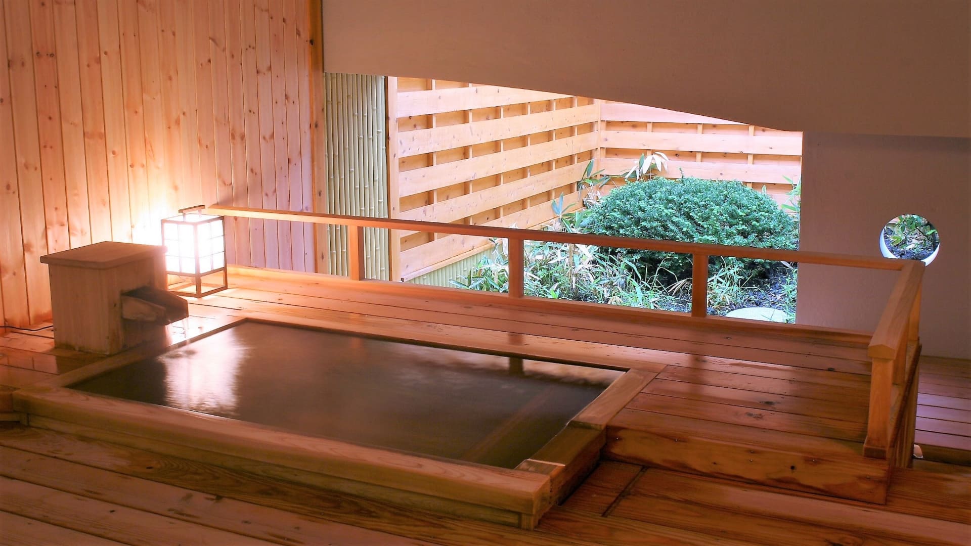 檜の貸切露天風呂