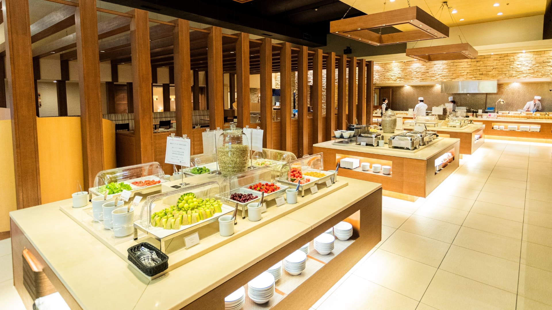 ディナービュッフェは、県産食材を中心に和洋中メニューが揃う。オープンキッチンでは鉄板焼ステーキも