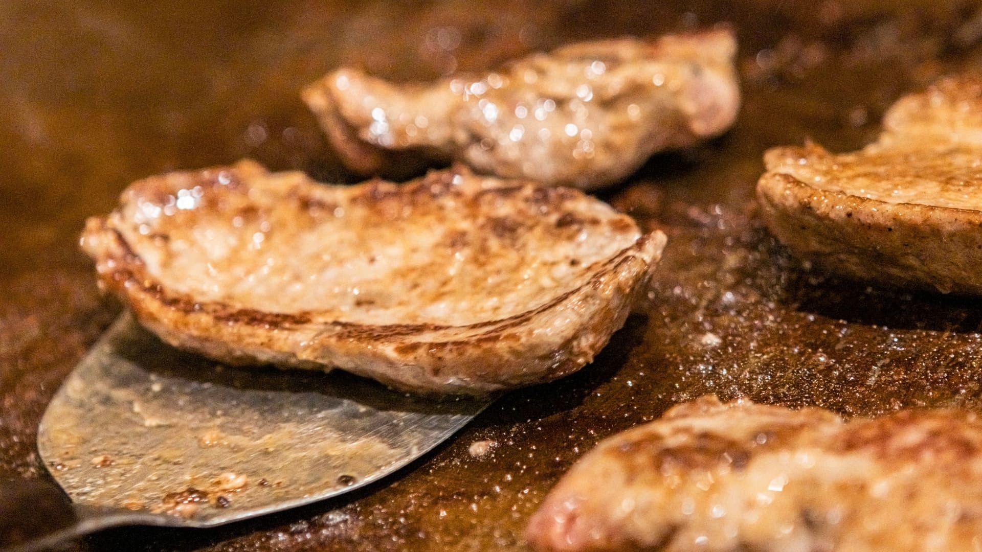 ディナービュッフェは、県産食材を中心に和洋中メニューが揃う。オープンキッチンでは鉄板焼ステーキも