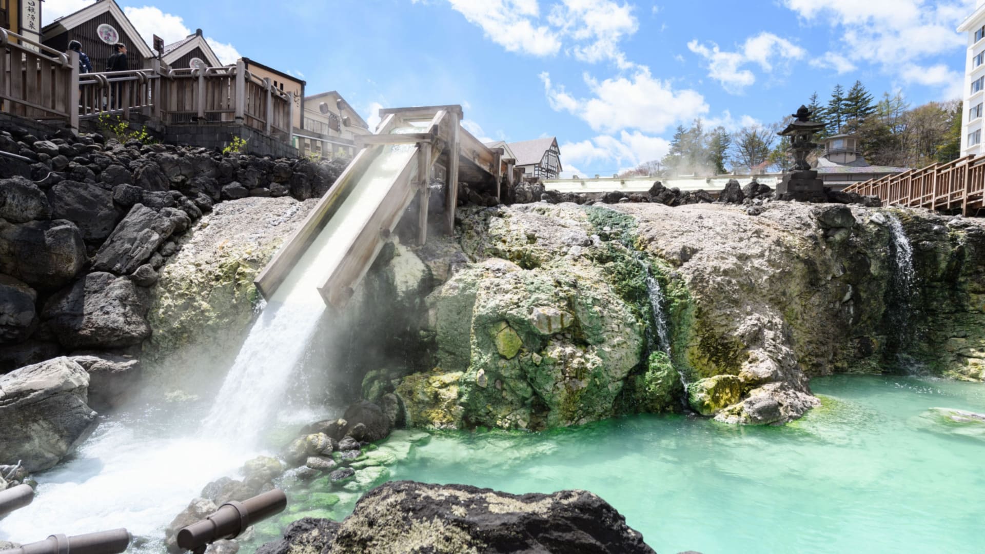 湯畑エリアから送迎バスで5分の「草津ナウリゾートホテル」