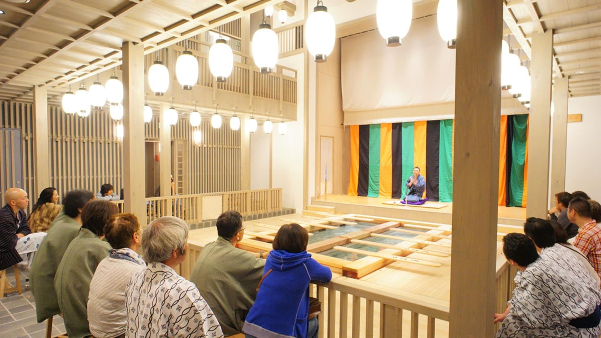 毎晩開催される「温泉らくご」。会場は湯もみショーで有名な湯畑前の「熱乃湯」