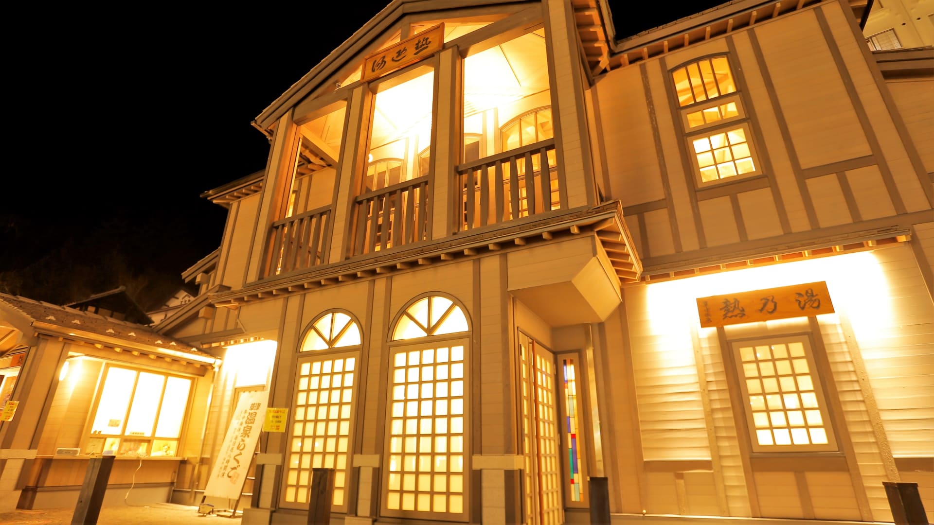 毎晩開催される「温泉らくご」。会場は湯もみショーで有名な湯畑前の「熱乃湯」