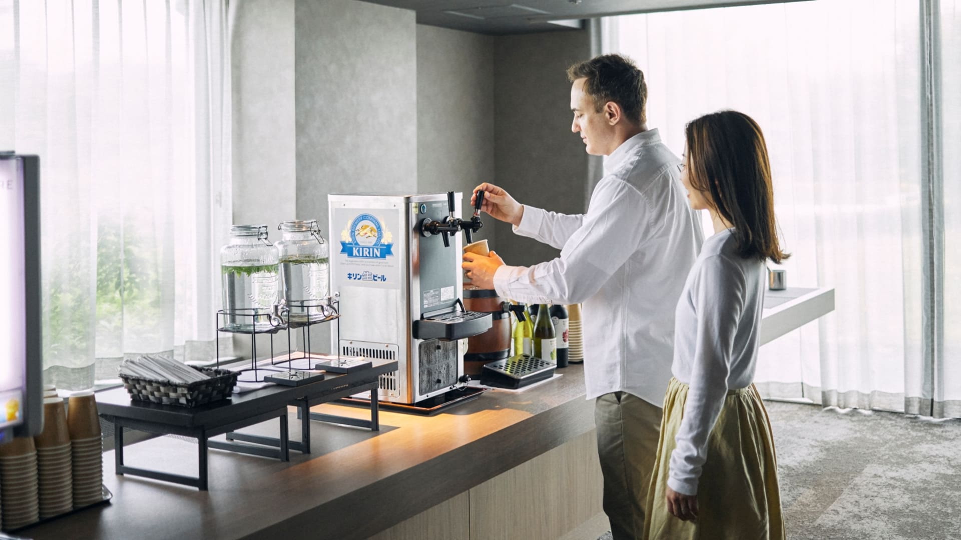 落ち着いた空間の大人向けラウンジや温泉ラウンジを備える