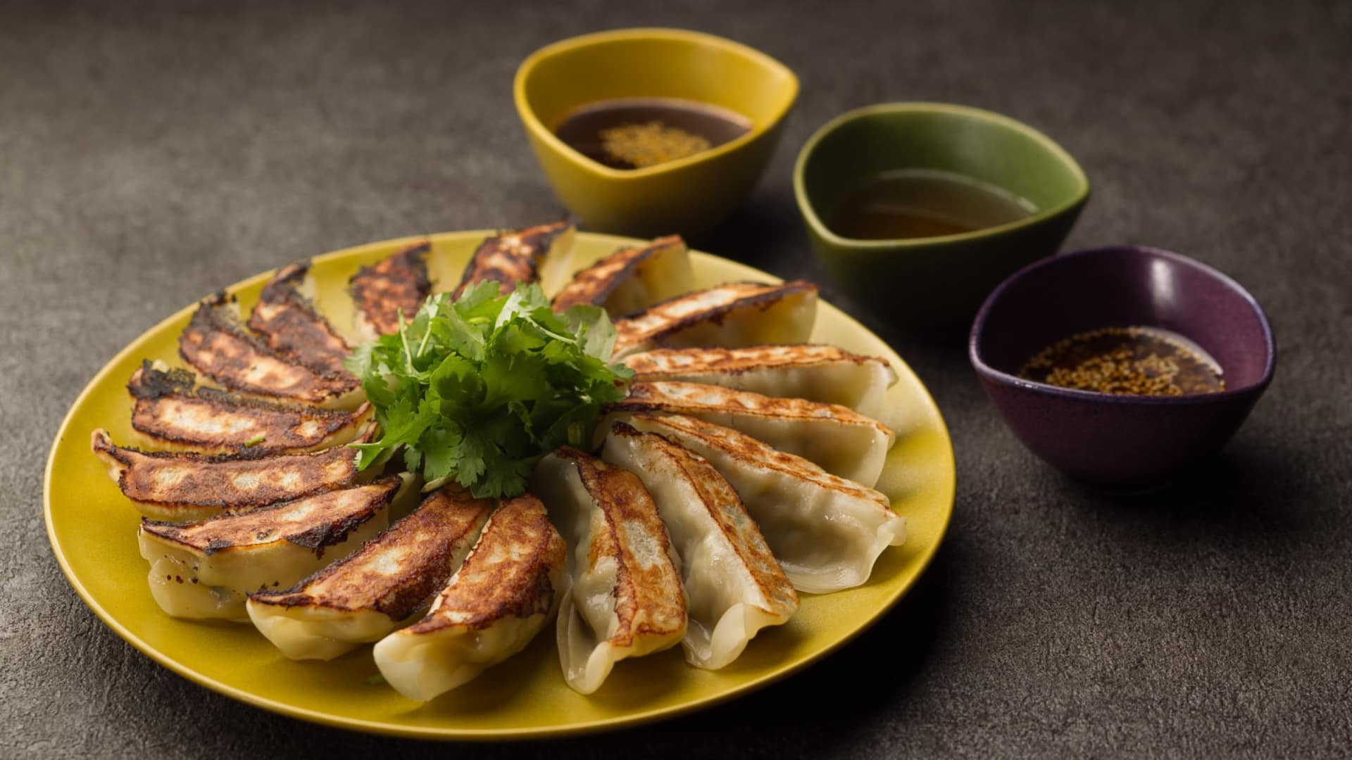 夕朝ビュッフェでは、那須高原の恵みを活かしたメニューが多数。ローカルフードの那須餃子やヤシオマス香味焼もオススメ