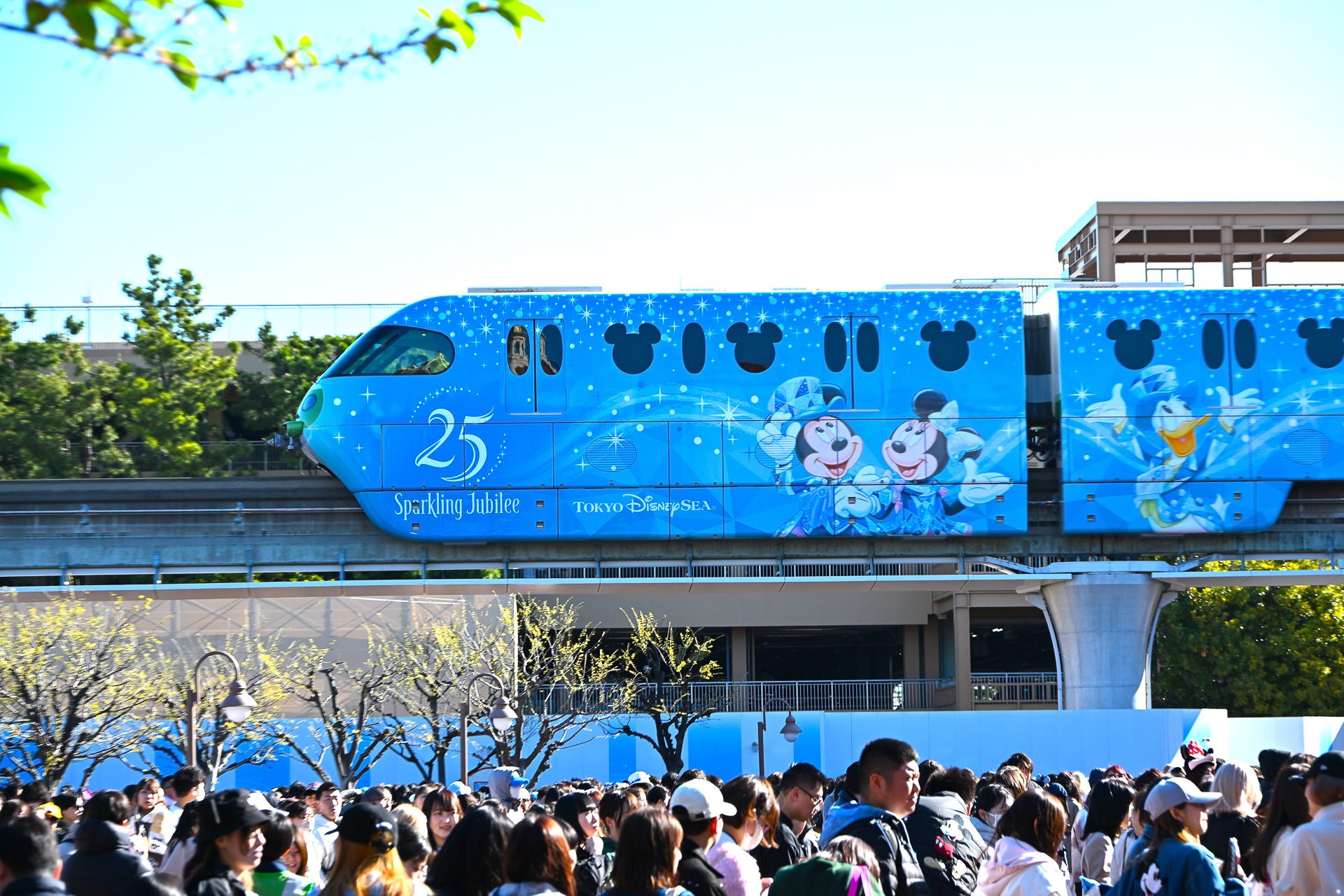 東京ディズニーシー25周年“スパークリング・ジュビリー”ライナーが運行を開始した
