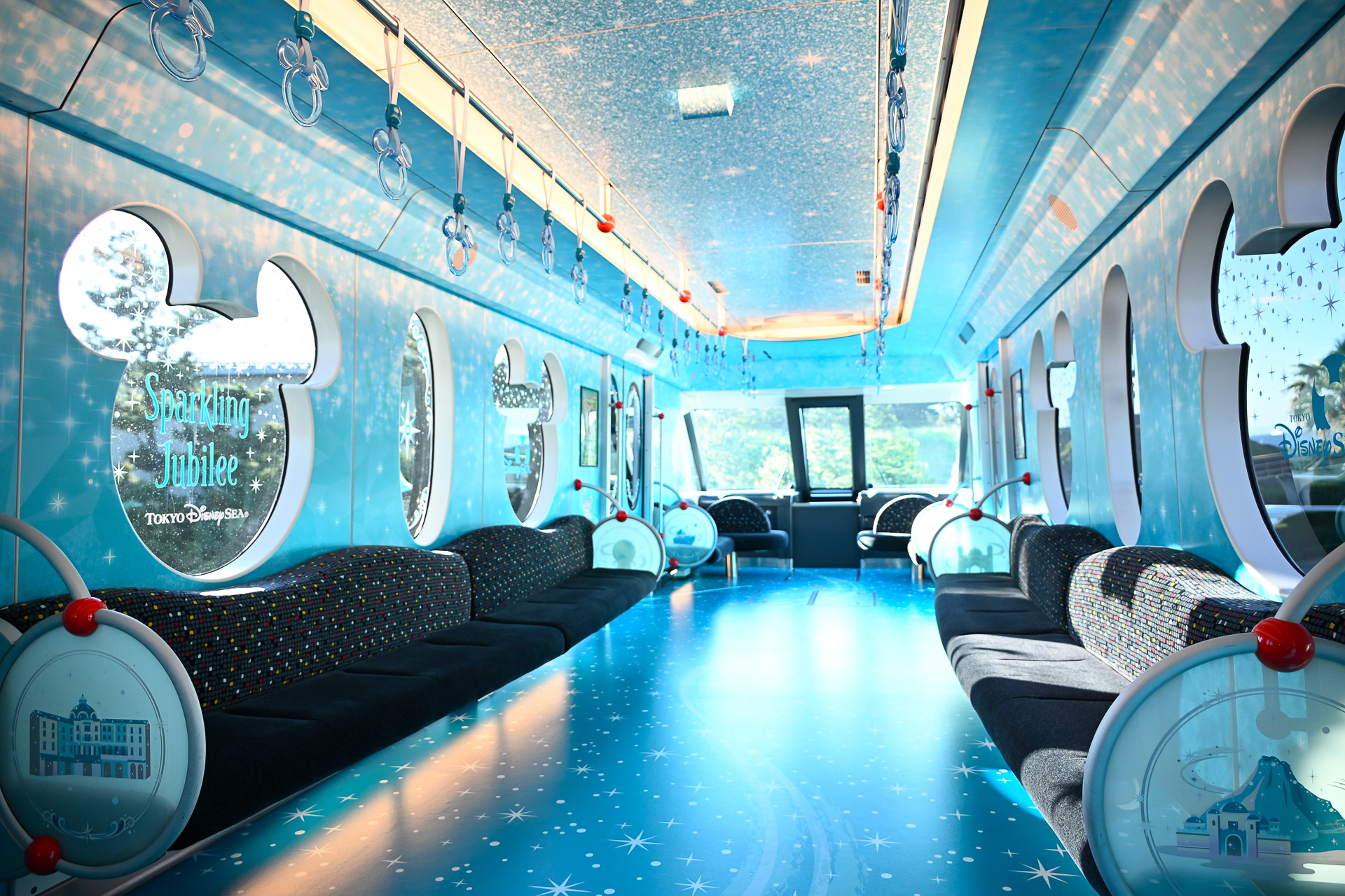 東京ディズニーシー25周年“スパークリング・ジュビリー”ライナーの内装。全面がジュビリー・ブルーで包まれている