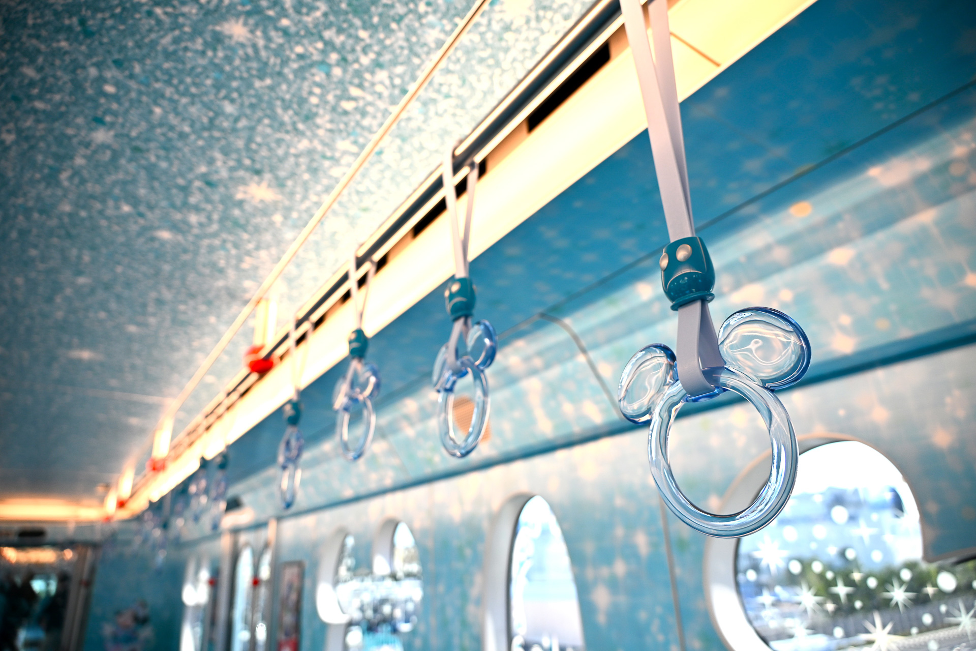 吊り革にはクリア素材を使用。ミッキーマウスのズボン部分まで周年デザインなのは初の試みだ