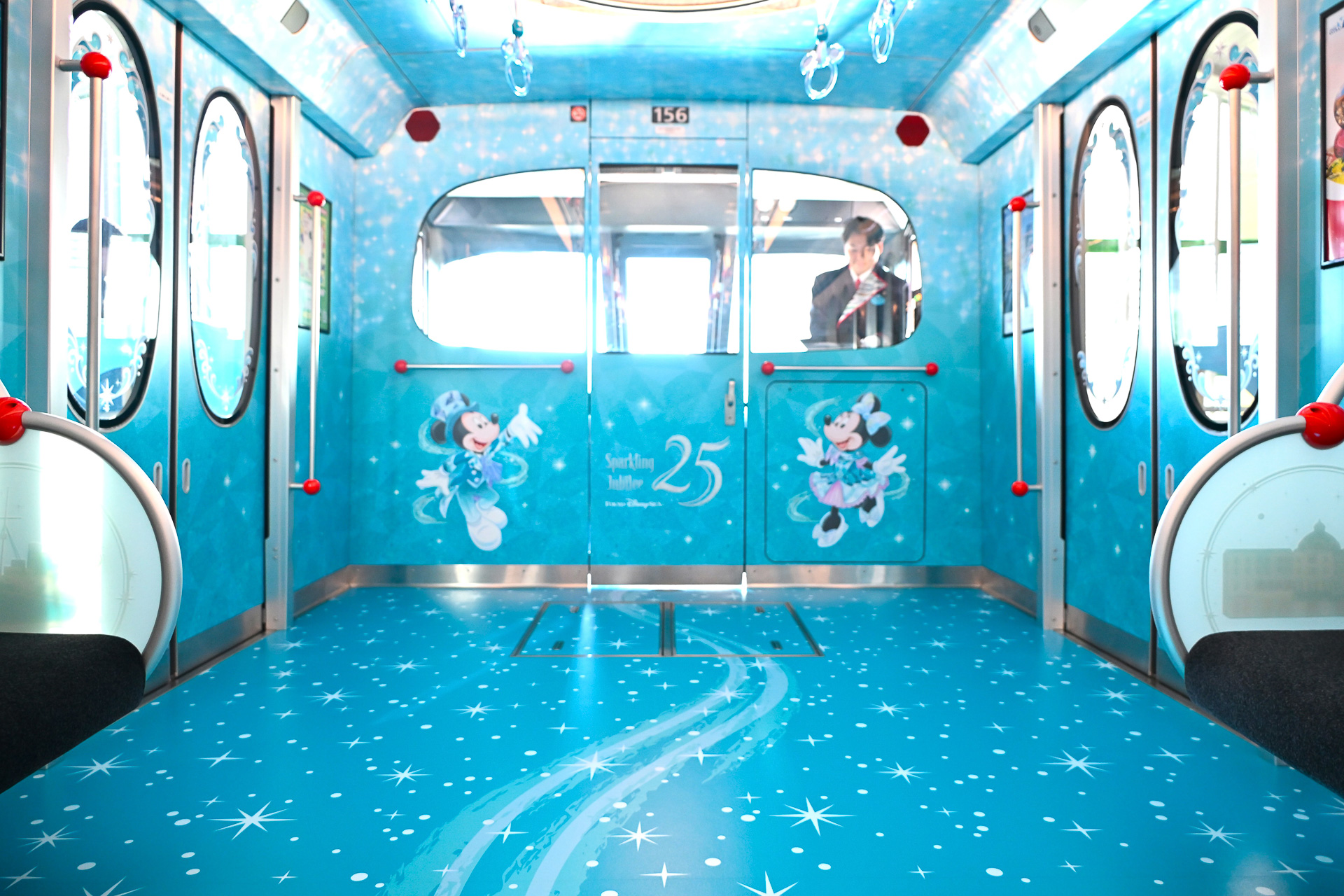 天井同様に床部分にも流線とキラキラしたデザインを採用