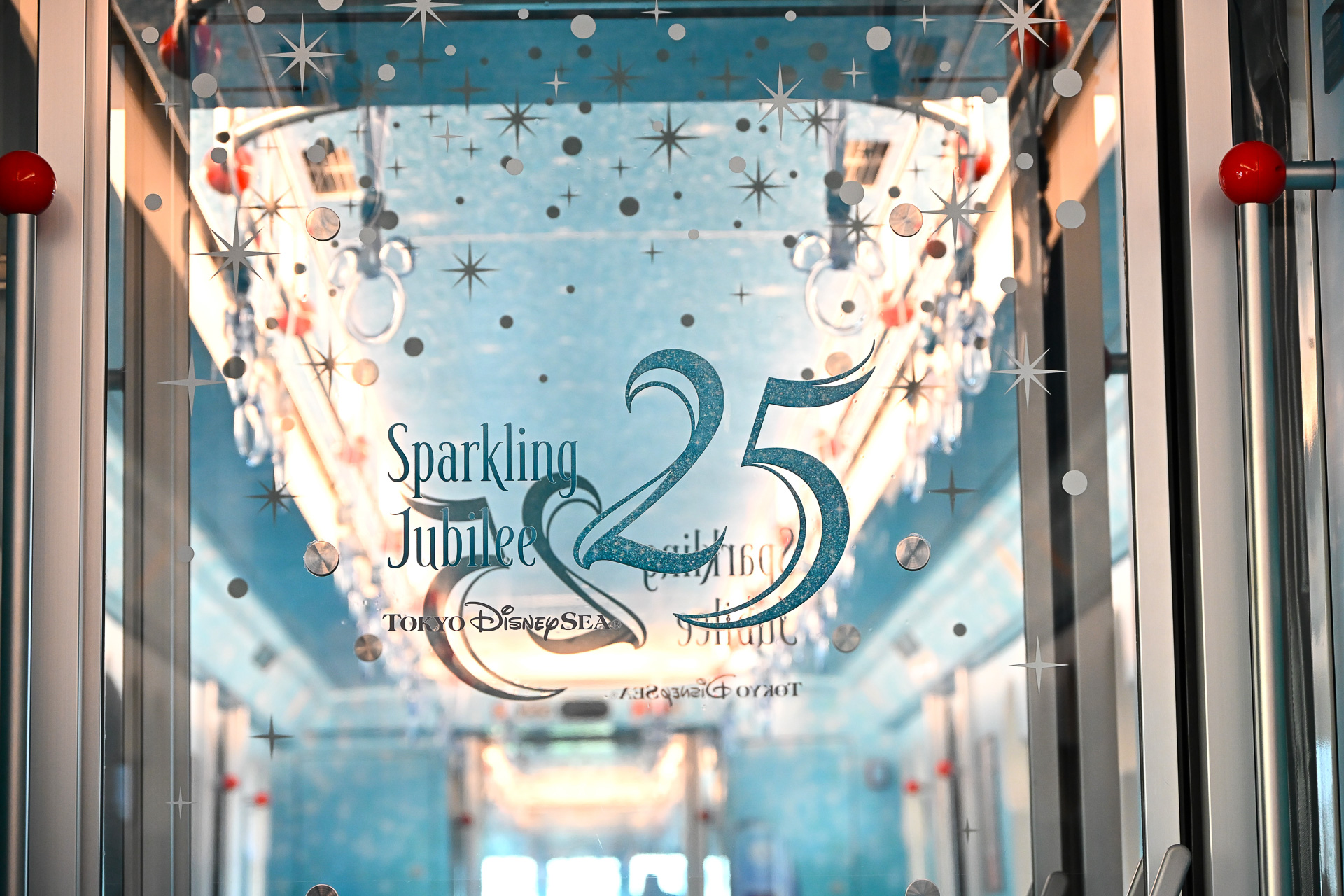 車両をつなぐドア部分にもロゴを発見