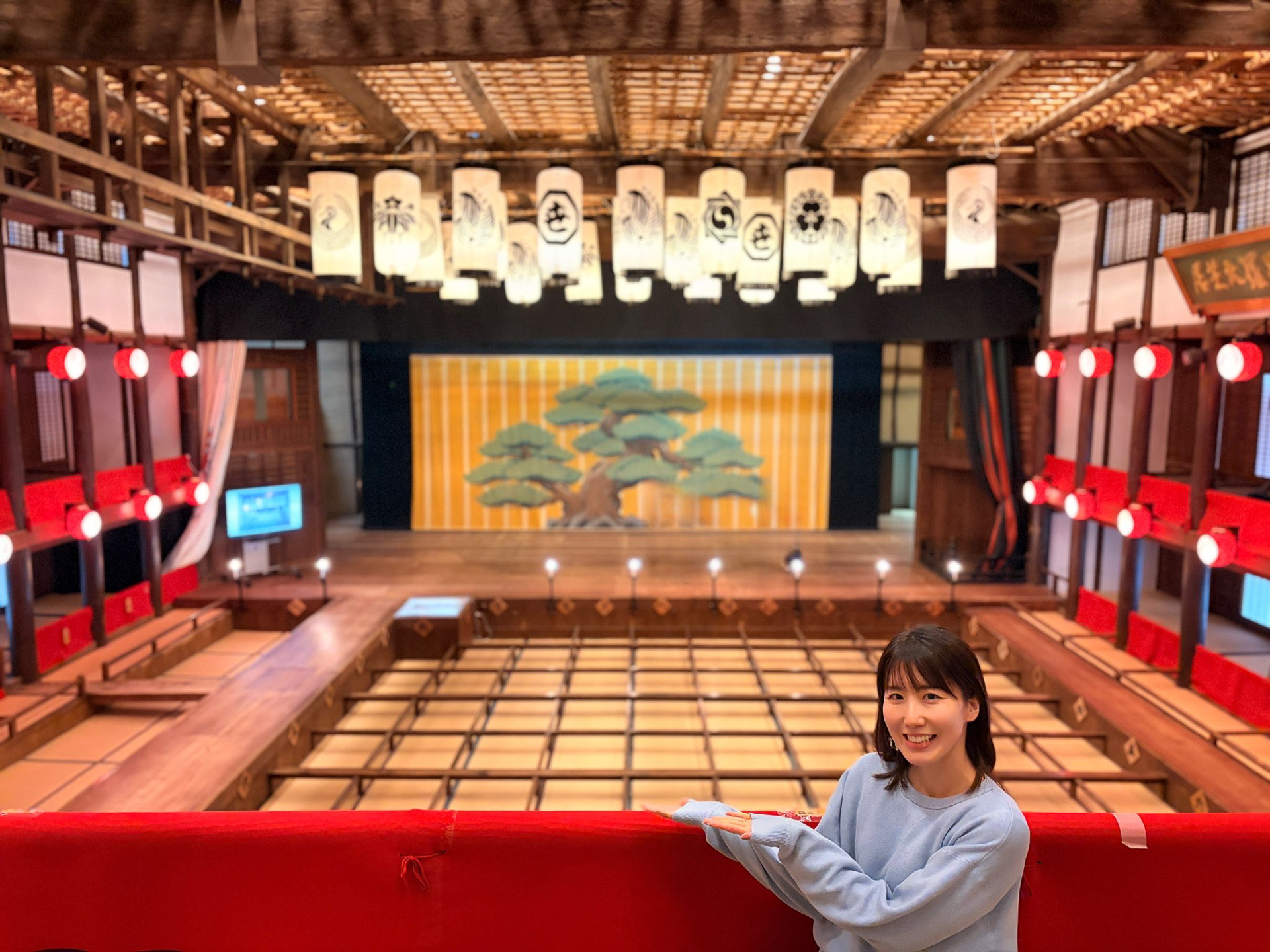 歌舞伎の期間外は金丸座の見学が可能。舞台裏にも入ることができます