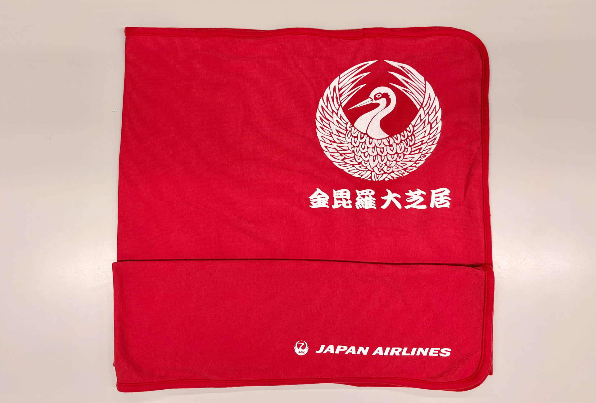 会場にてご利用いただける貸出用のオリジナルひざ掛けはフリーズ素材