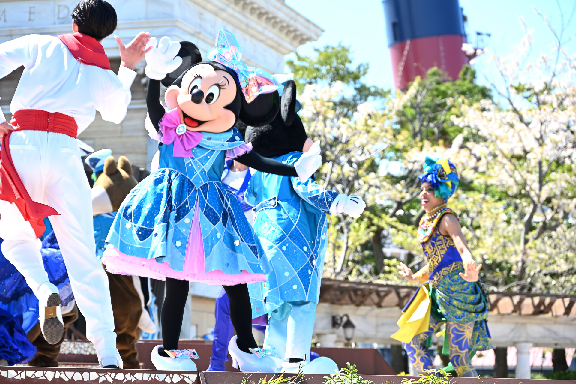 東京ディズニーシー25周年の衣装を身にまとったミッキーマウスたちが登場！