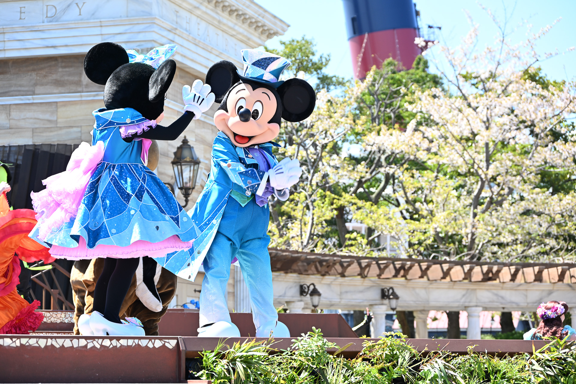 東京ディズニーシー25周年の衣装を身にまとったミッキーマウスたちが登場！