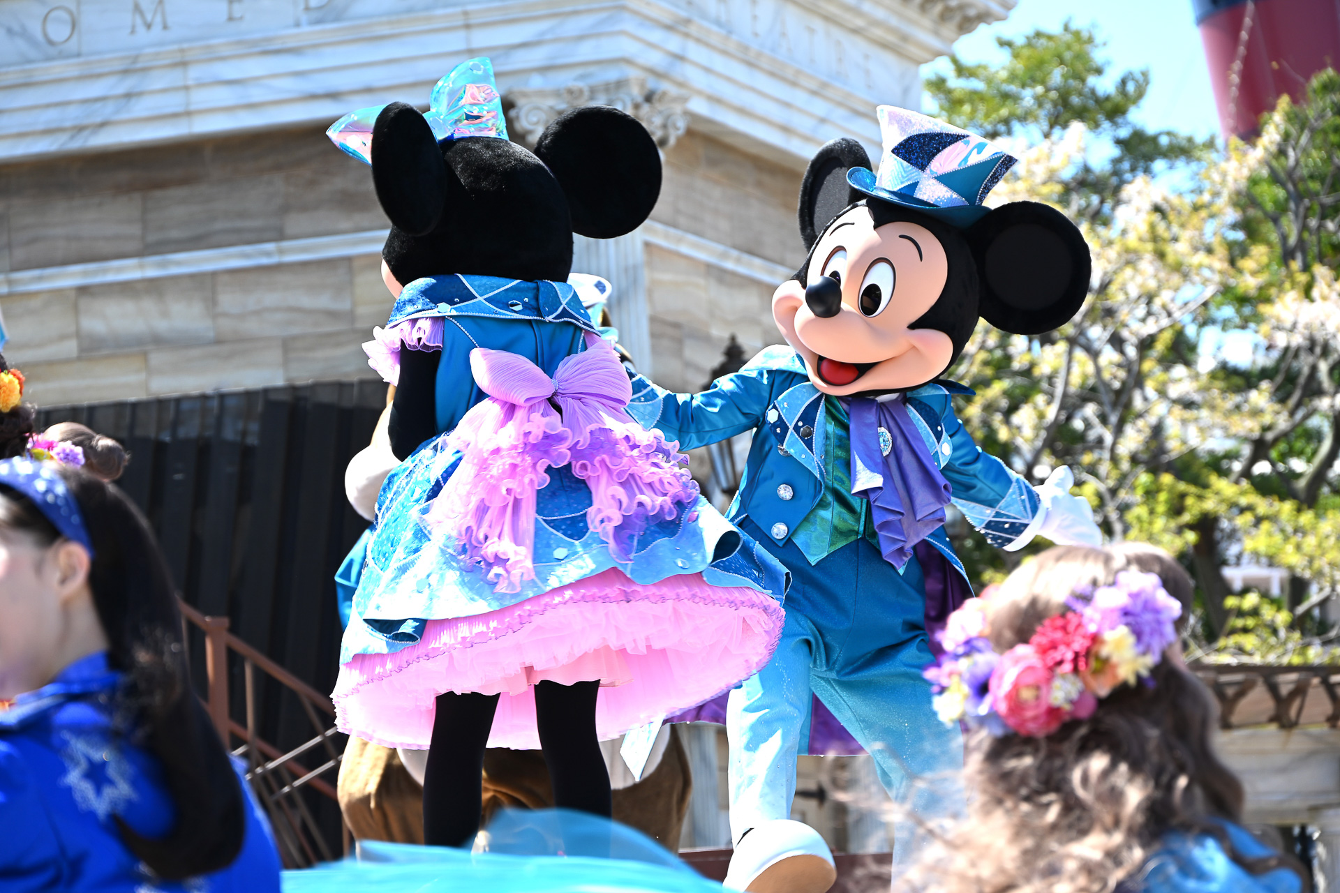 ダンサーもジュビリーブルーのリボンフラッグでお祝い！