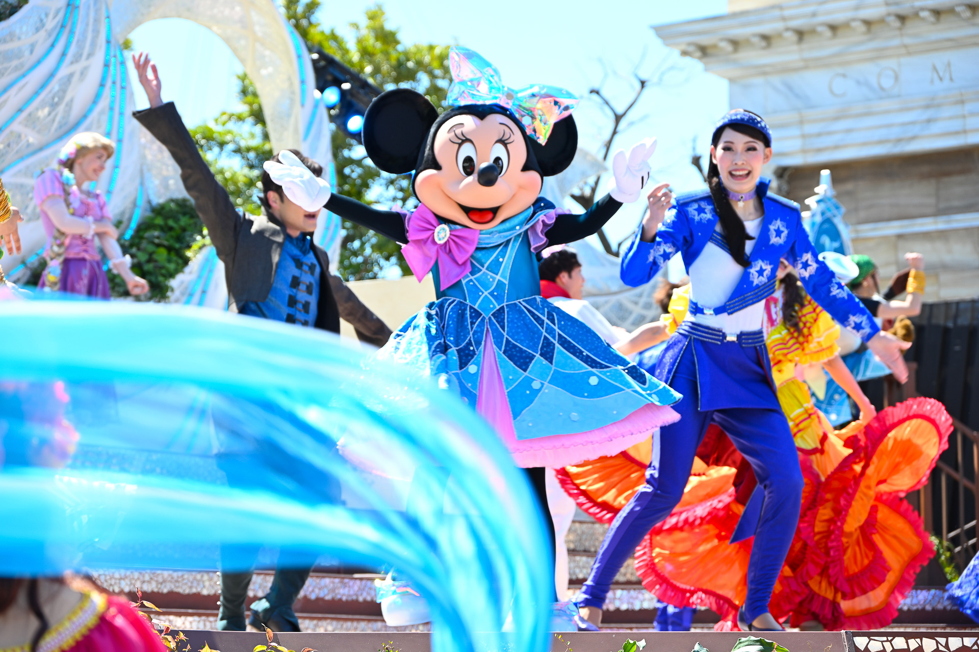 ダンサーもジュビリーブルーのリボンフラッグでお祝い！