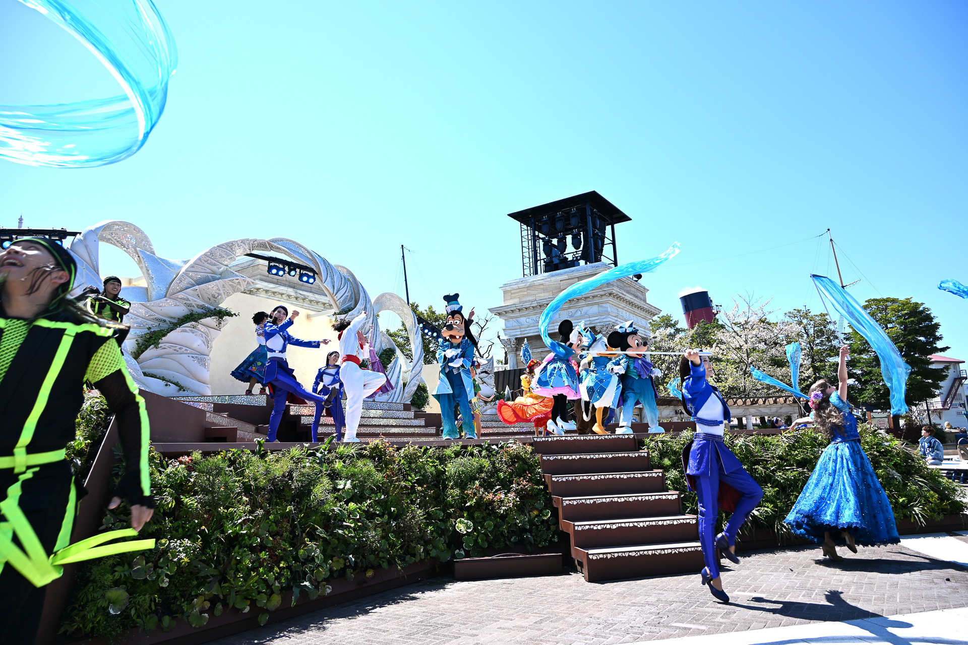 ダンサーもジュビリーブルーのリボンフラッグでお祝い！