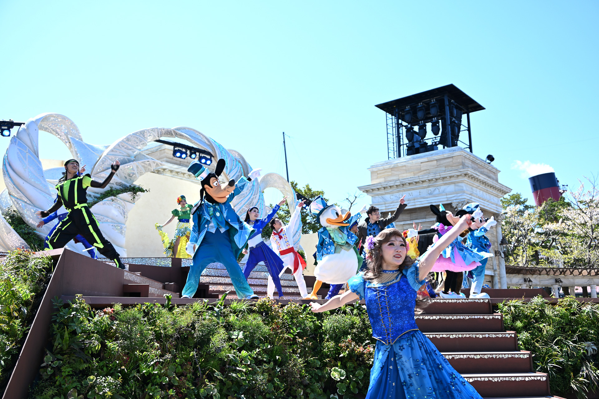 ダンサーもジュビリーブルーのリボンフラッグでお祝い！