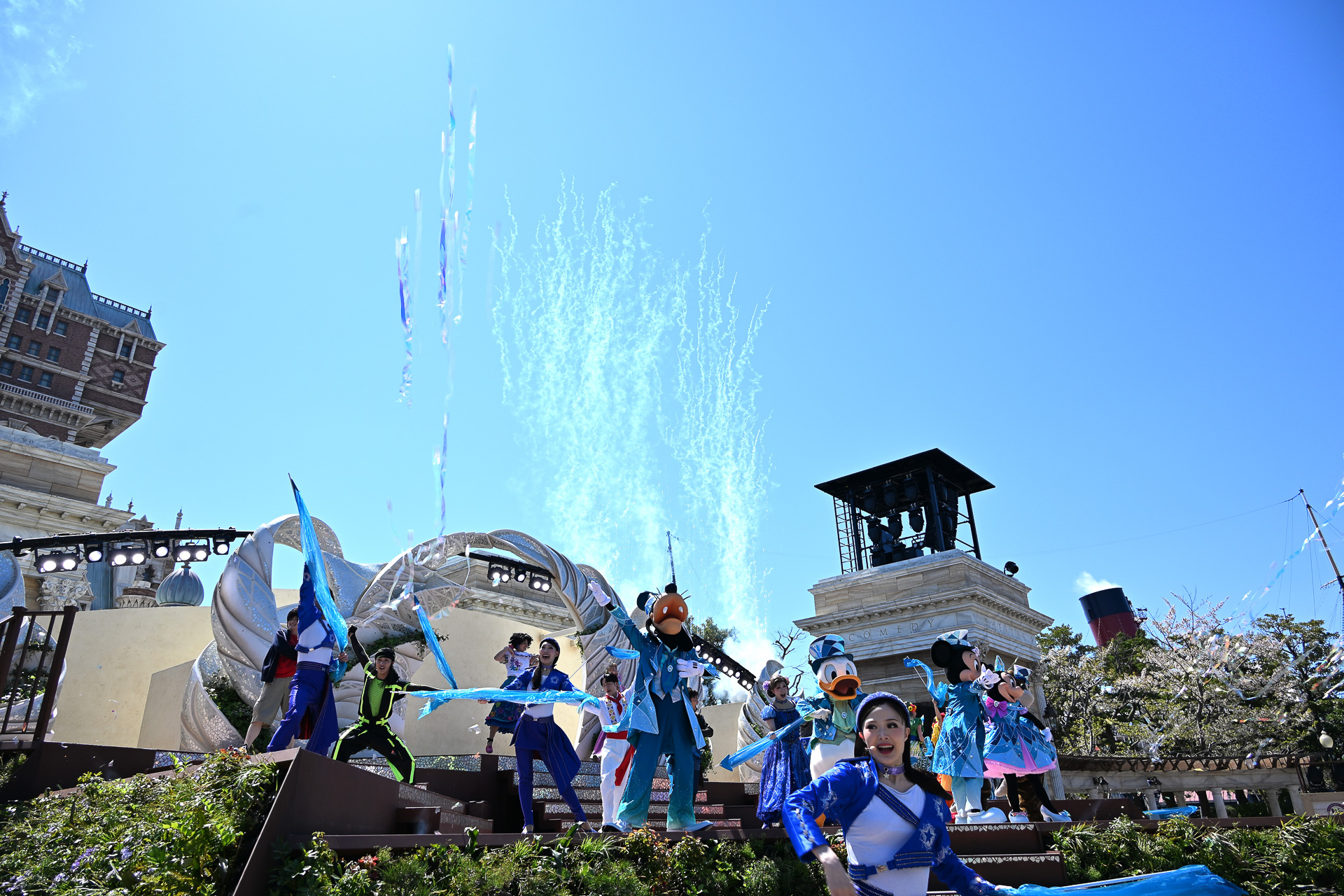 ジュビリーブルーのパイロが盛大に打ち上がる