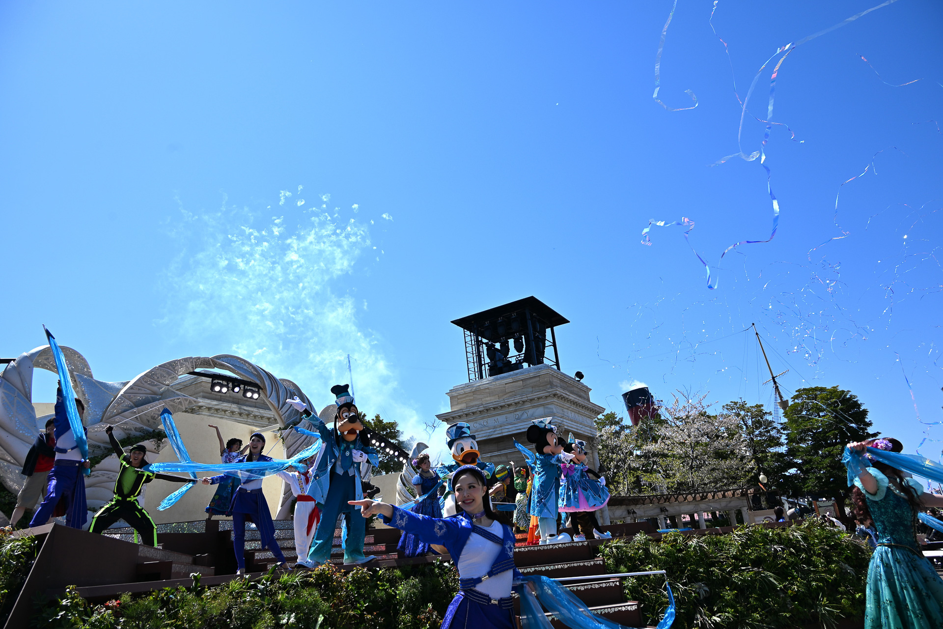 客席には、きらびやかなストリーマーが放たれ大盛り上がり！