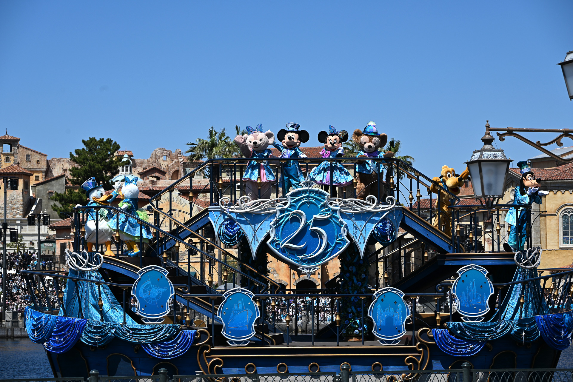 25周年コスチュームのミッキーマウスたちが、輝く装飾が施された船に乗りハーバーに登場！