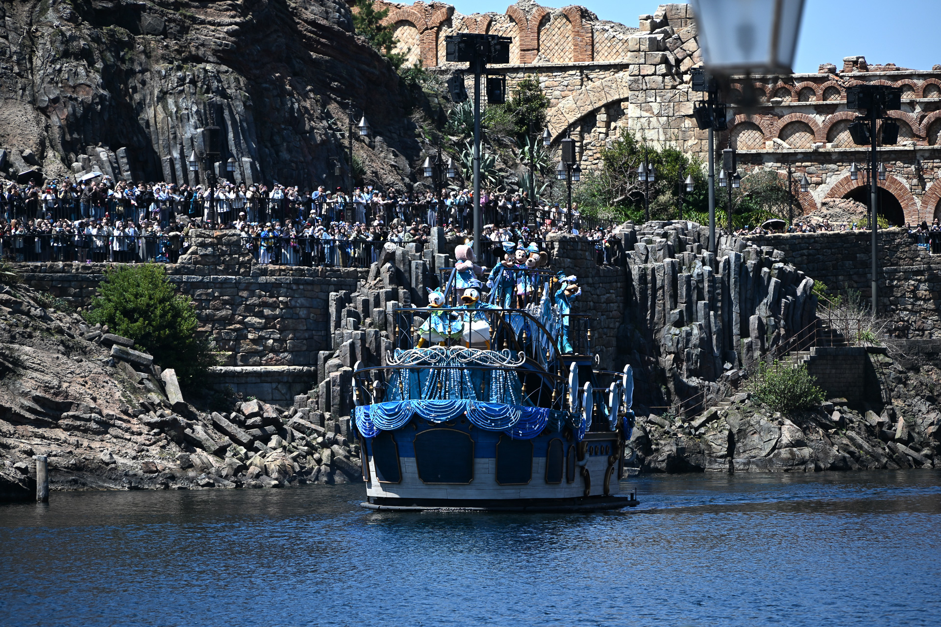 これまでのパークの歴史を周年楽曲のメロディーとともに、ハーバー全域で25をカウントアップ！