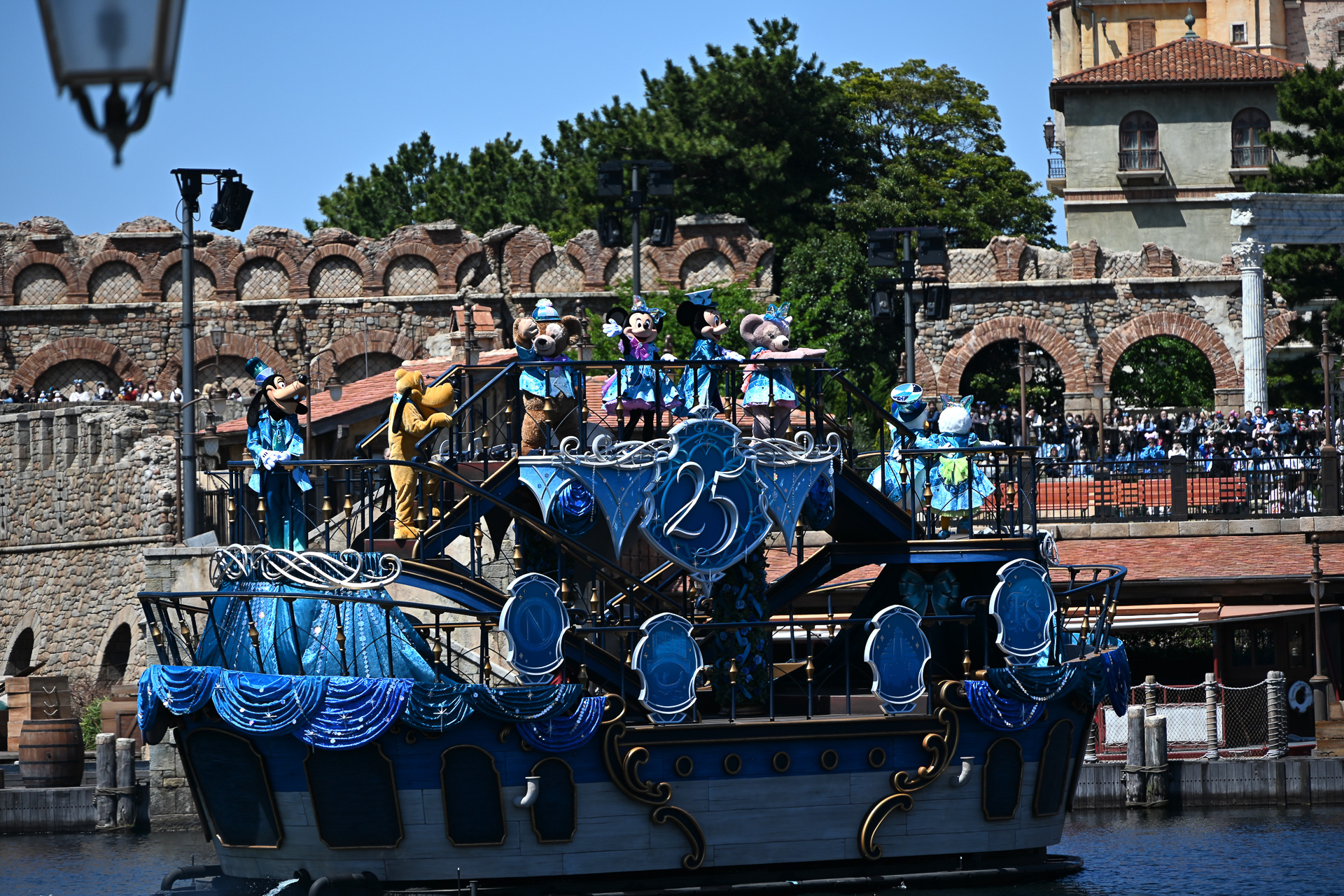 これまでのパークの歴史を周年楽曲のメロディーとともに、ハーバー全域で25をカウントアップ！