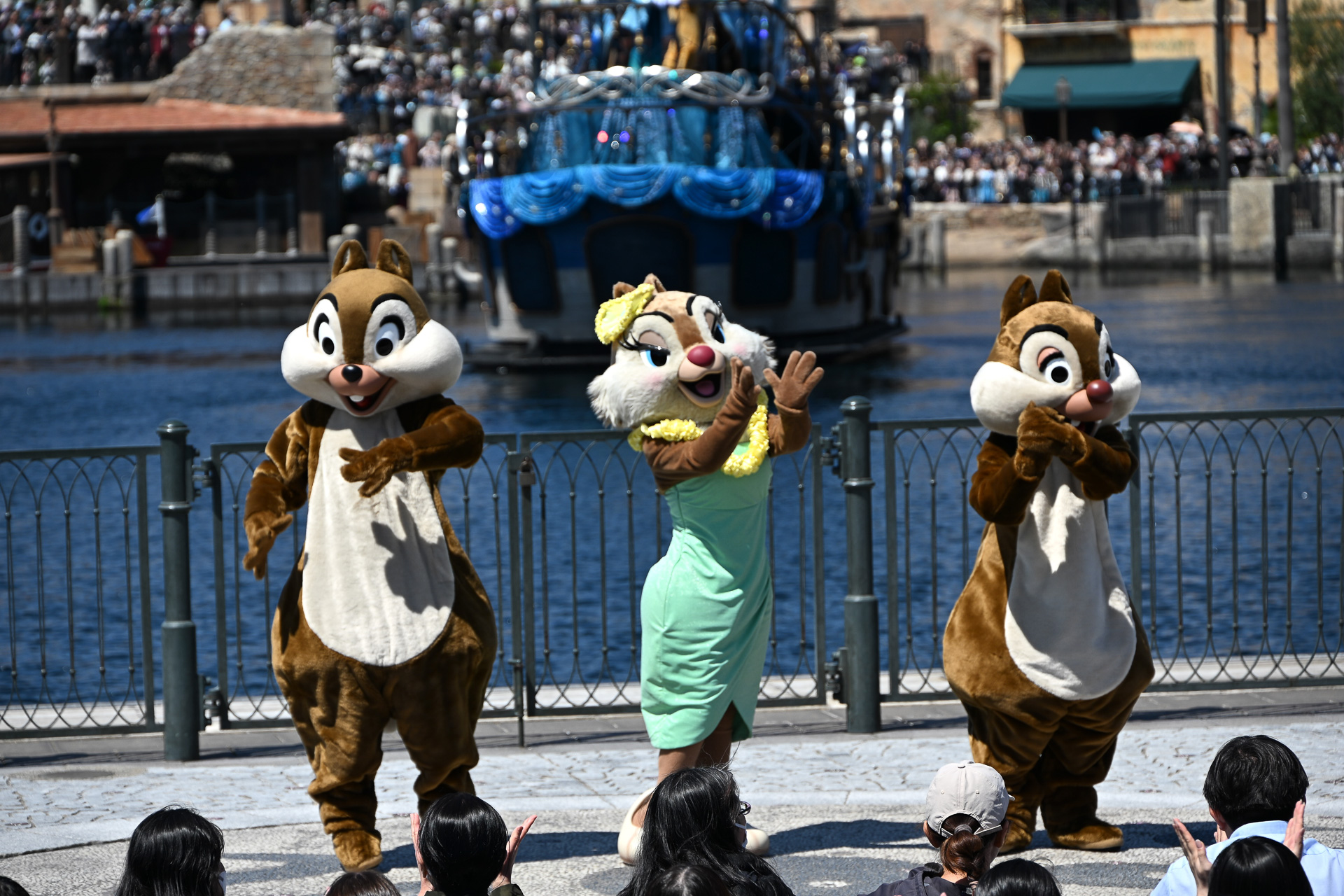 ミッキーマウスの呼びかけにより、ディズニーの仲間たちとMCが陸上にも登場