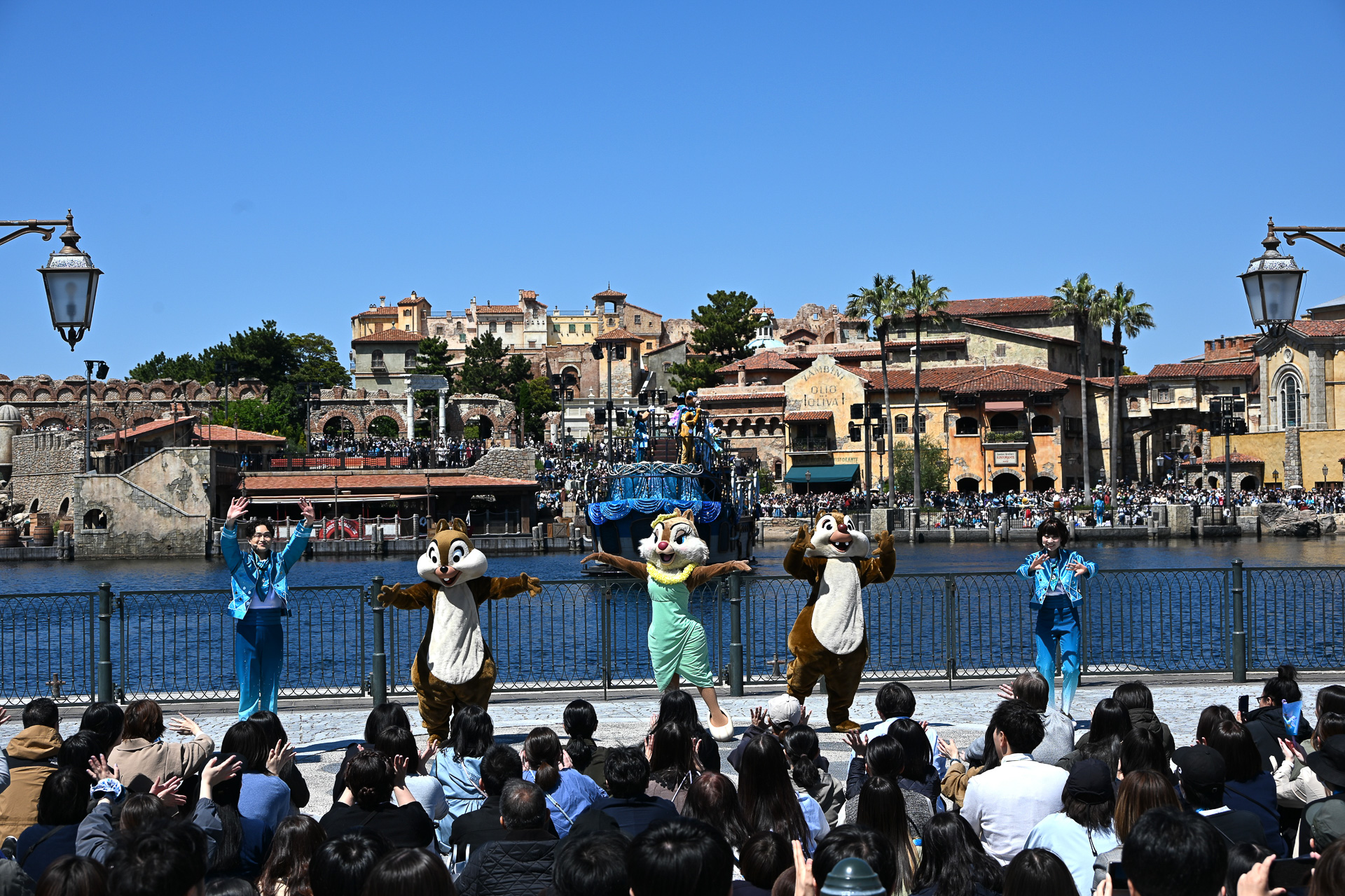 ミッキーマウスの呼びかけにより、ディズニーの仲間たちとMCが陸上にも登場