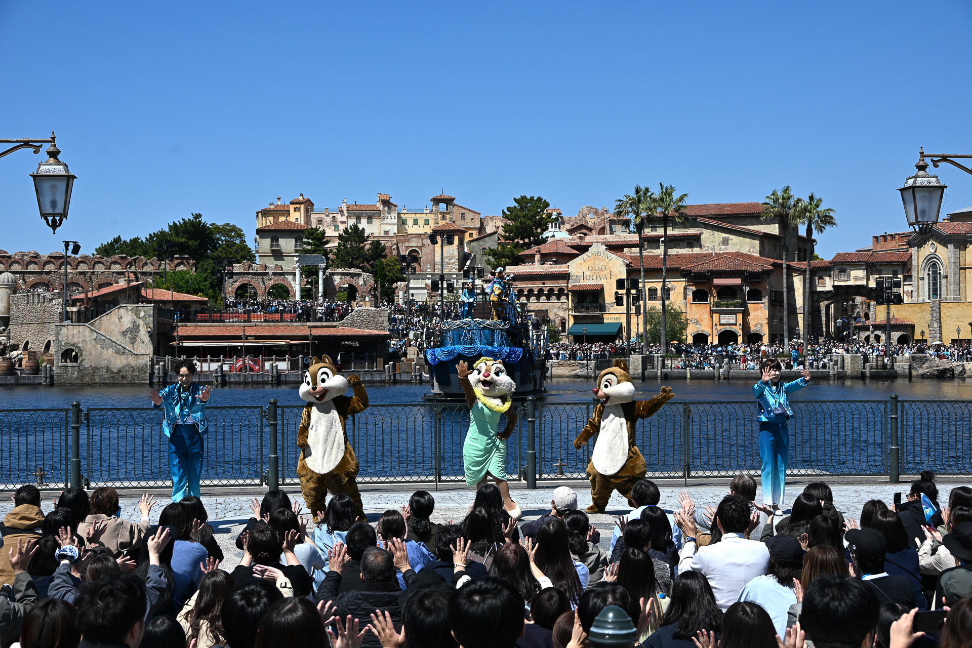 25ではハーバーに集うキャラクターやゲスト全員で、声高々に「スパークリング・ジュビリー」とお祝い！