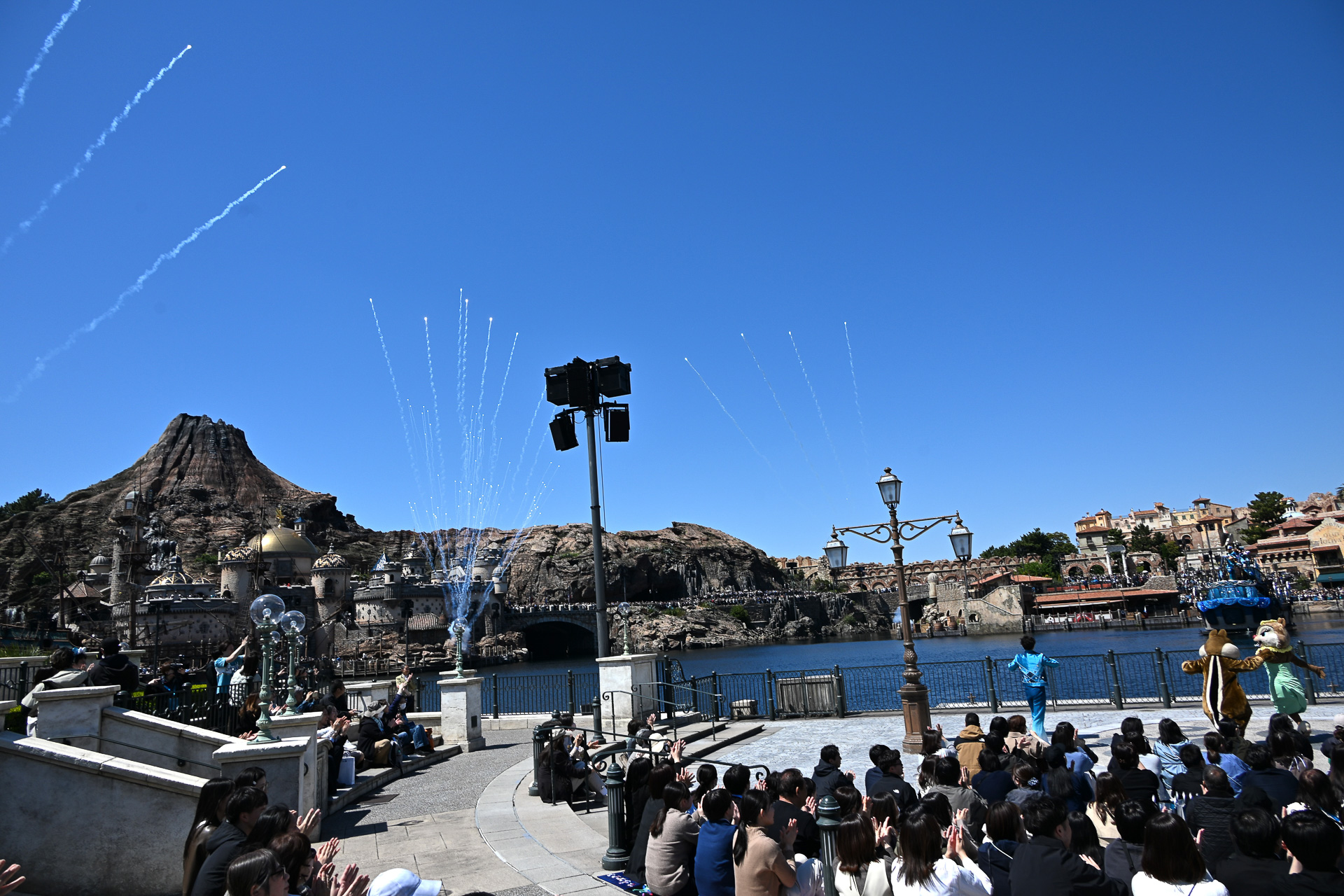 海上にはパイロが上がり、各ポートからキャストたちがハーバーに集う