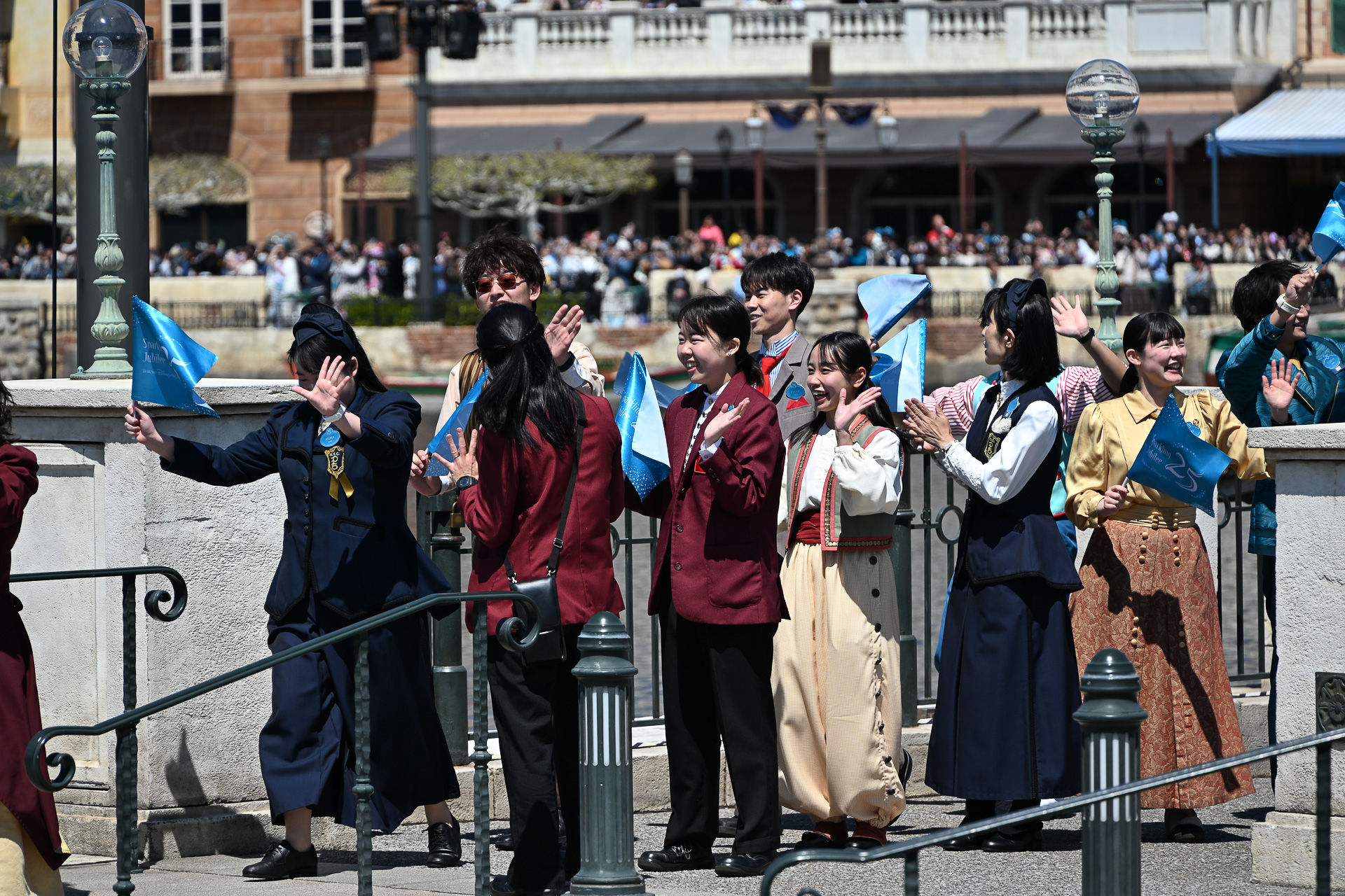海上にはパイロが上がり、各ポートからキャストたちがハーバーに集う