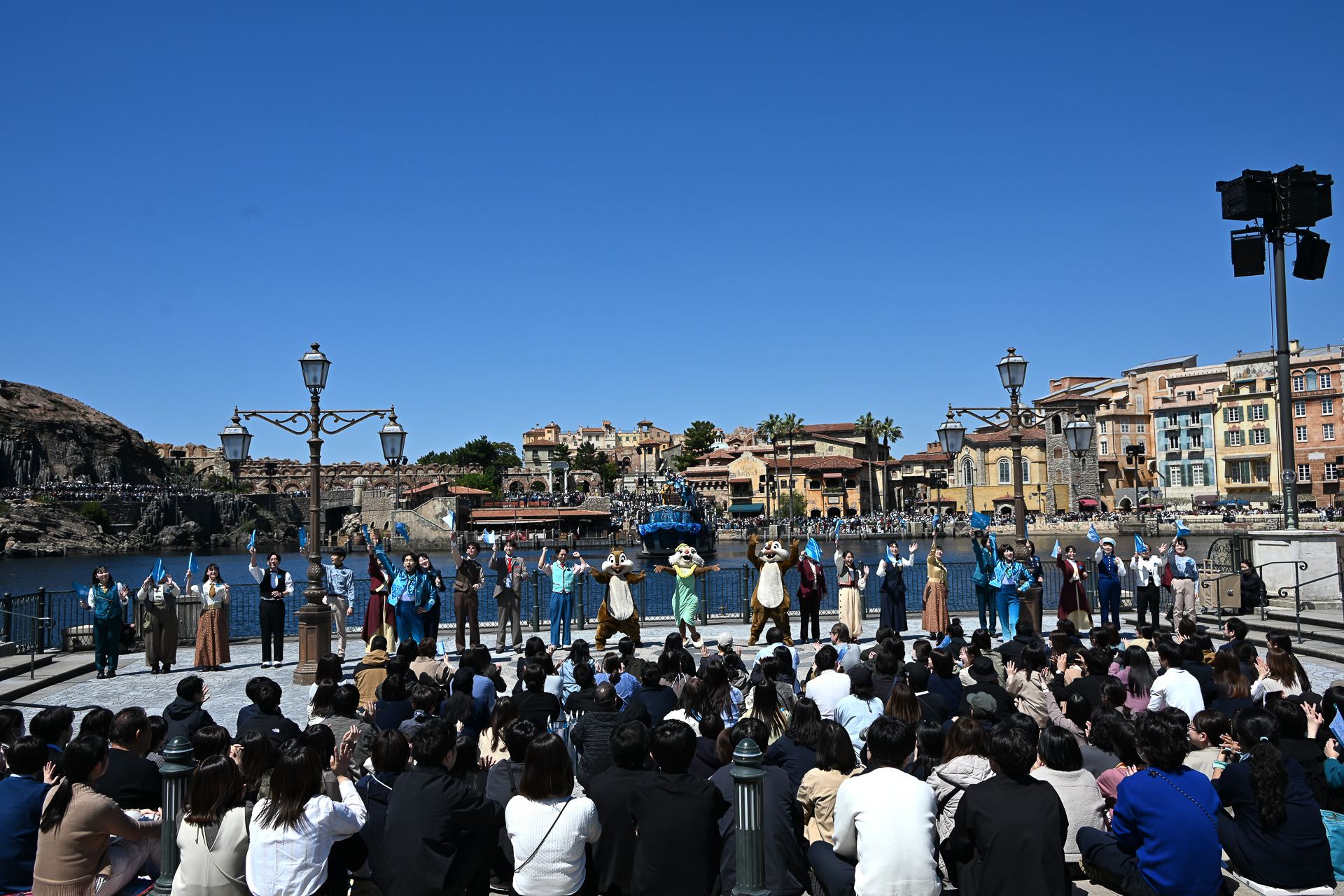 フラッグがはためき、笑顔あふれる時間にハーバーが包まれる