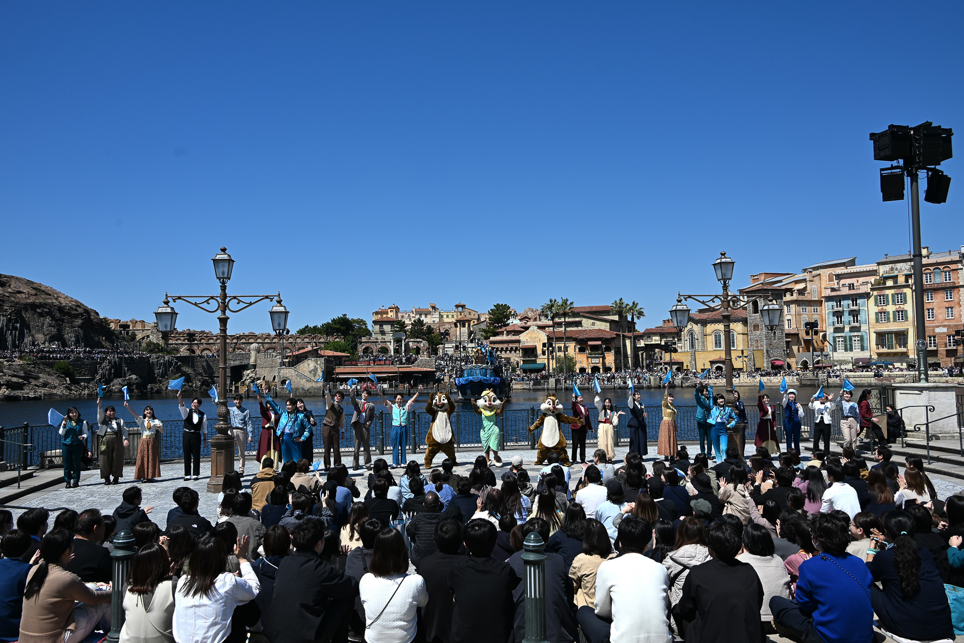 フラッグがはためき、笑顔あふれる時間にハーバーが包まれる