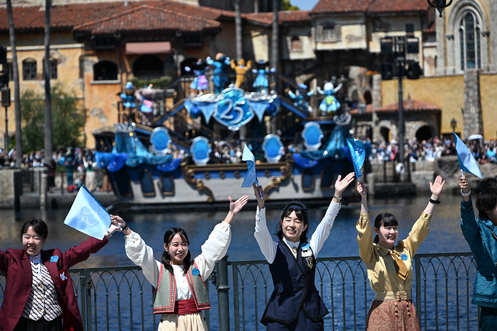 簡単なセレブレーションダンスをレクチャー！　全員でダンス