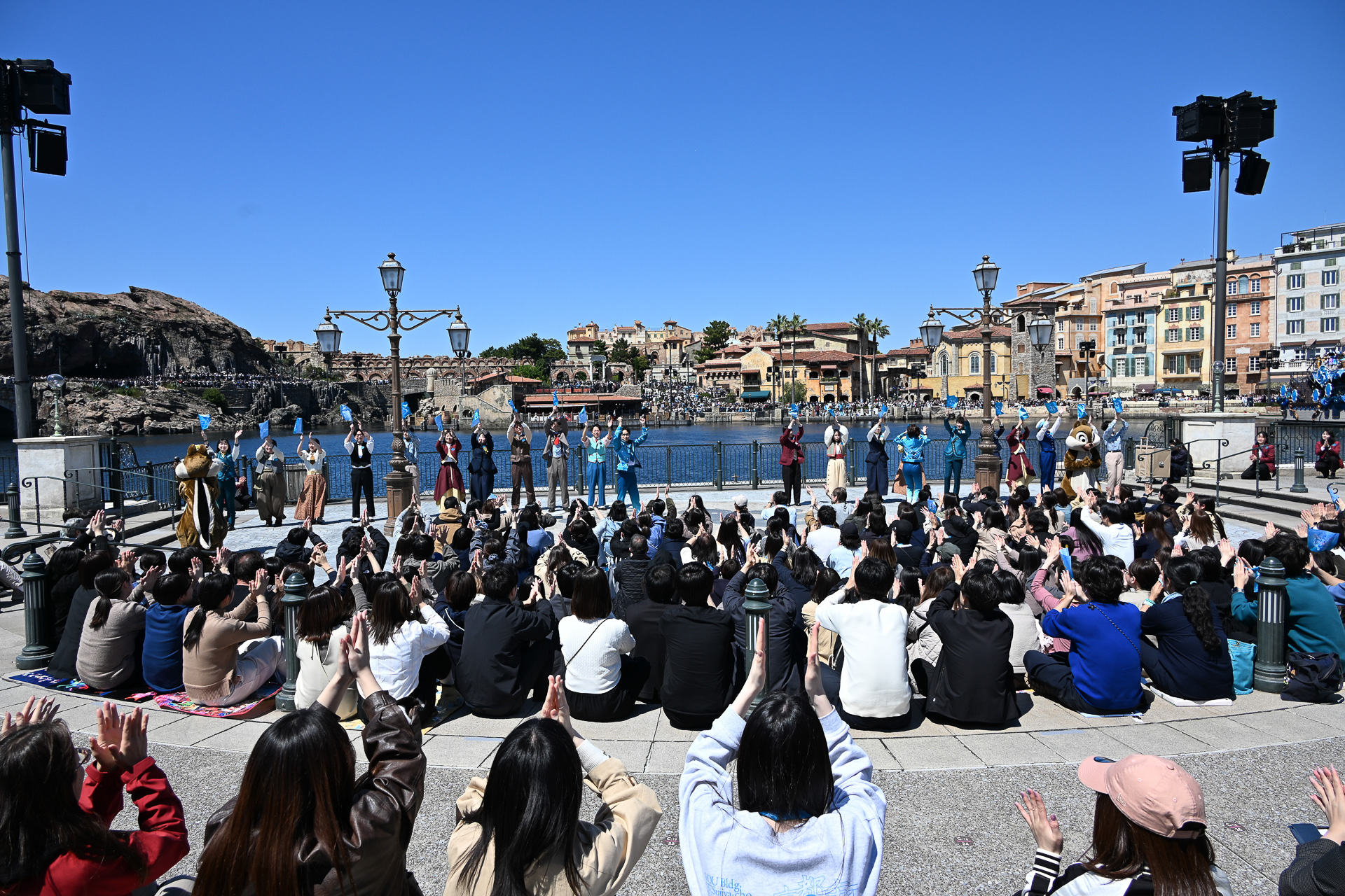 簡単なセレブレーションダンスをレクチャー！　全員でダンス