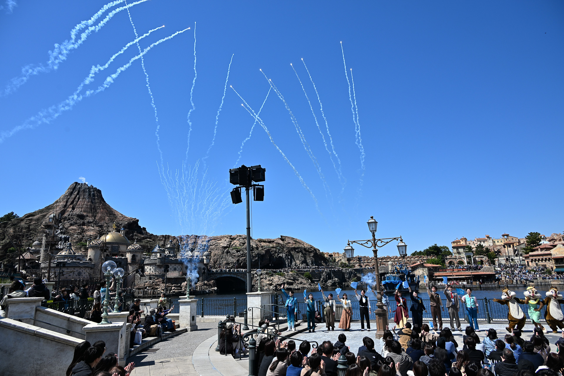 全員での”スパークリング・ジュビリー”という掛け声に合わせ、再びパイロが空に！