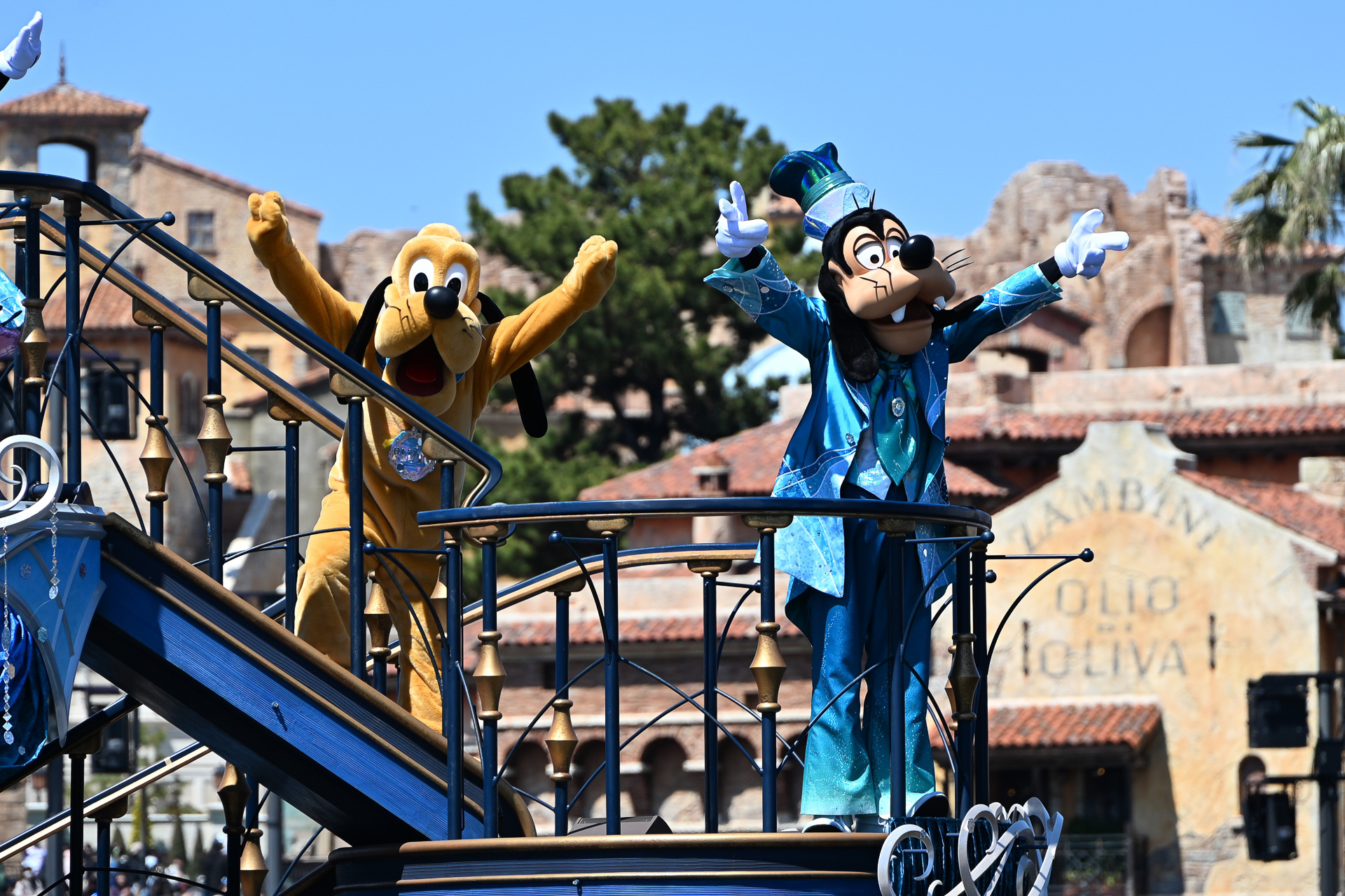 バージに乗船するキャラクターは本日パークで初お披露目の25周年衣装だった