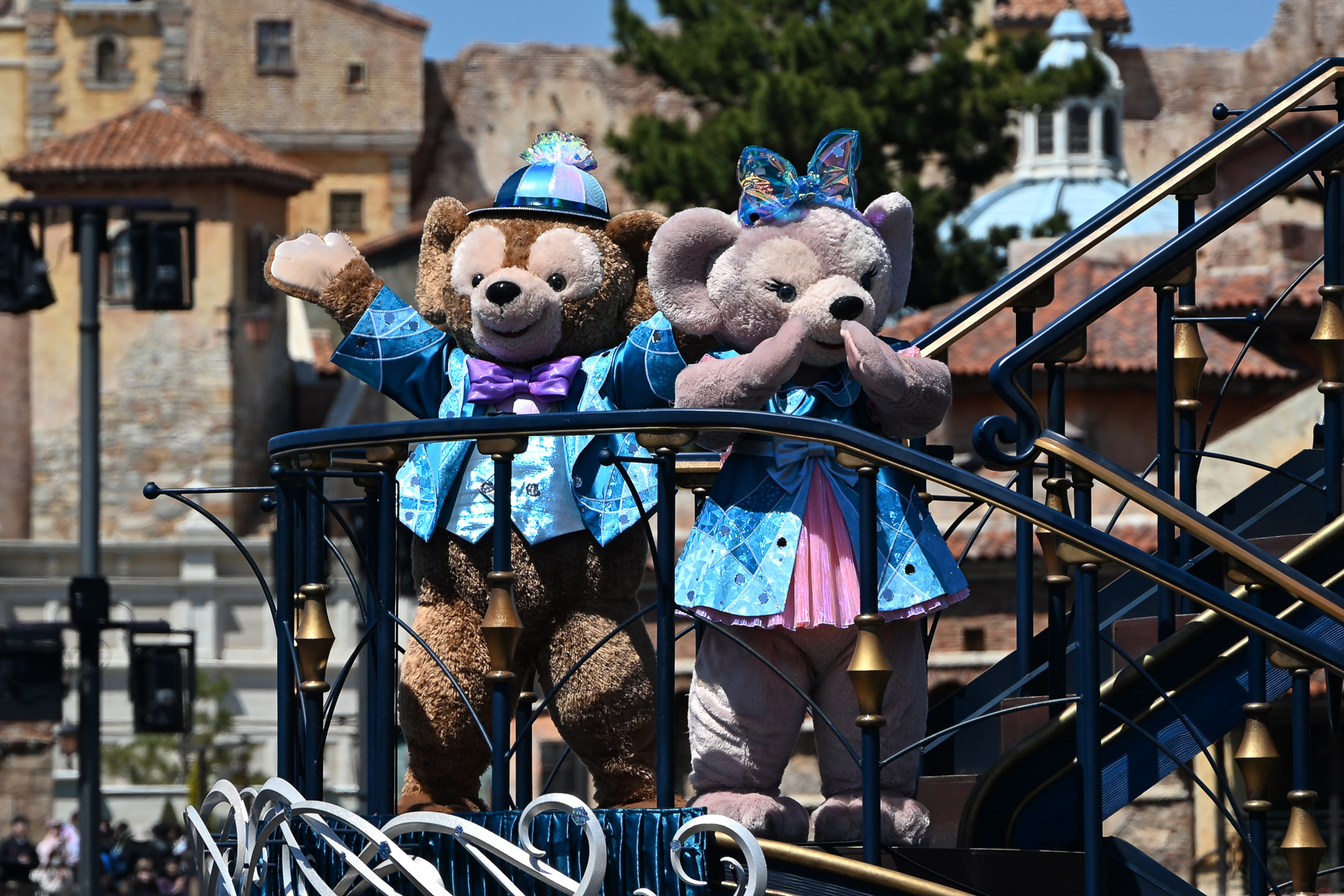 バージに乗船するキャラクターは本日パークで初お披露目の25周年衣装だった