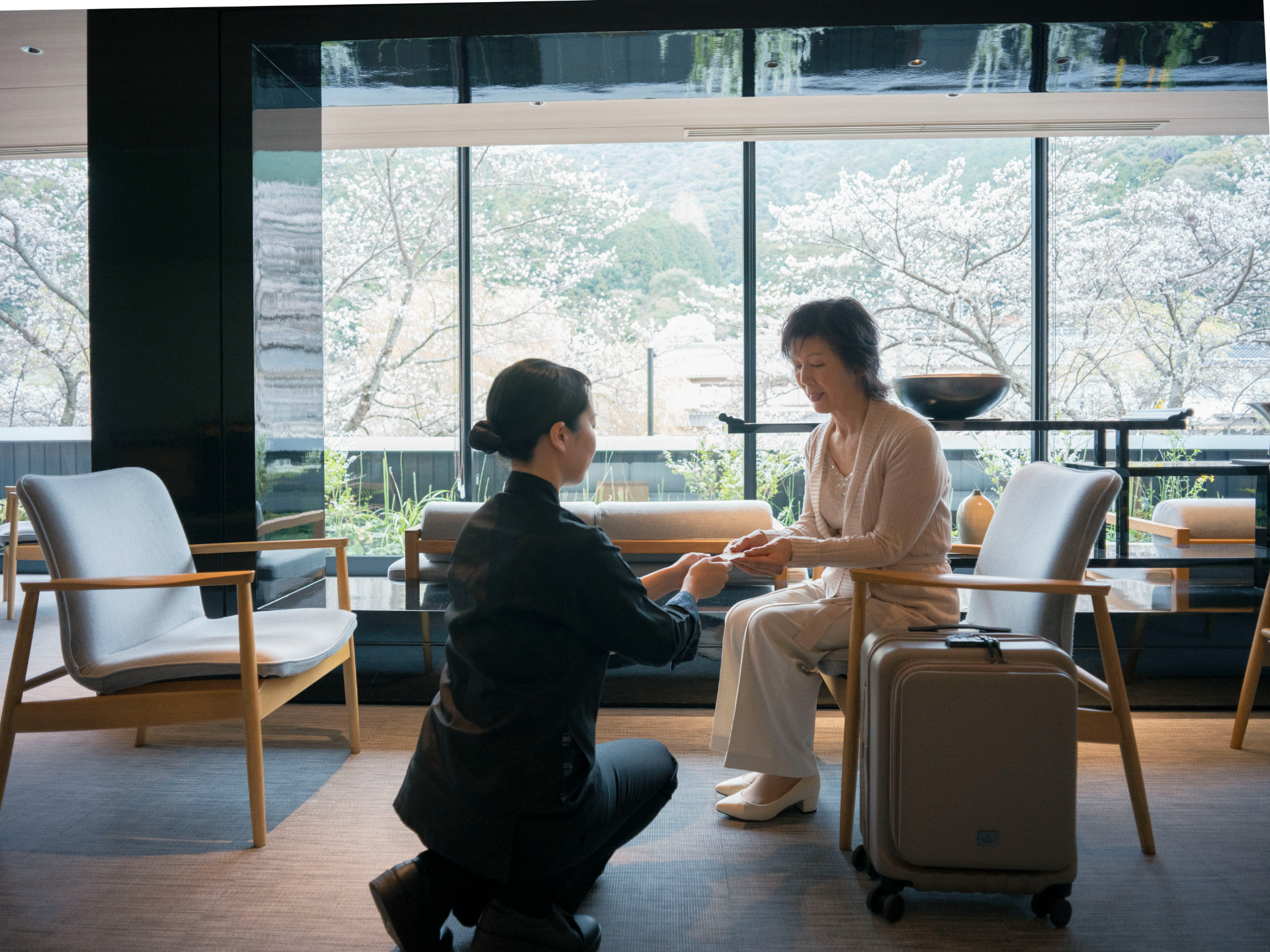 申し込み・購入が完了すると、会員証と使い方ガイドがレターパックで届く。予約は専任スタッフが対応する電話窓口もしくは24時間宿選びができるWebサイトから