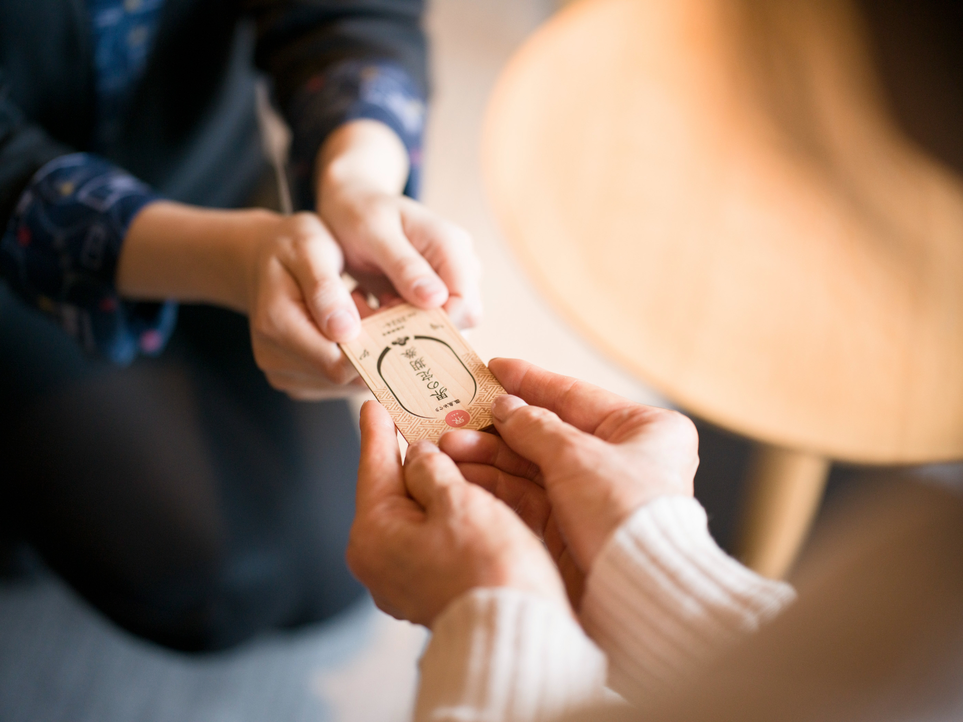 申し込み・購入が完了すると、会員証と使い方ガイドがレターパックで届く。予約は専任スタッフが対応する電話窓口もしくは24時間宿選びができるWebサイトから