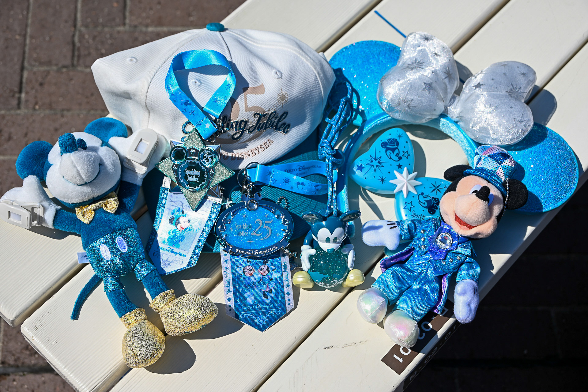 東京ディズニーシーでアニバーサリーのテーマカラー“ジュビリーブルー”を使ったグッズが発売