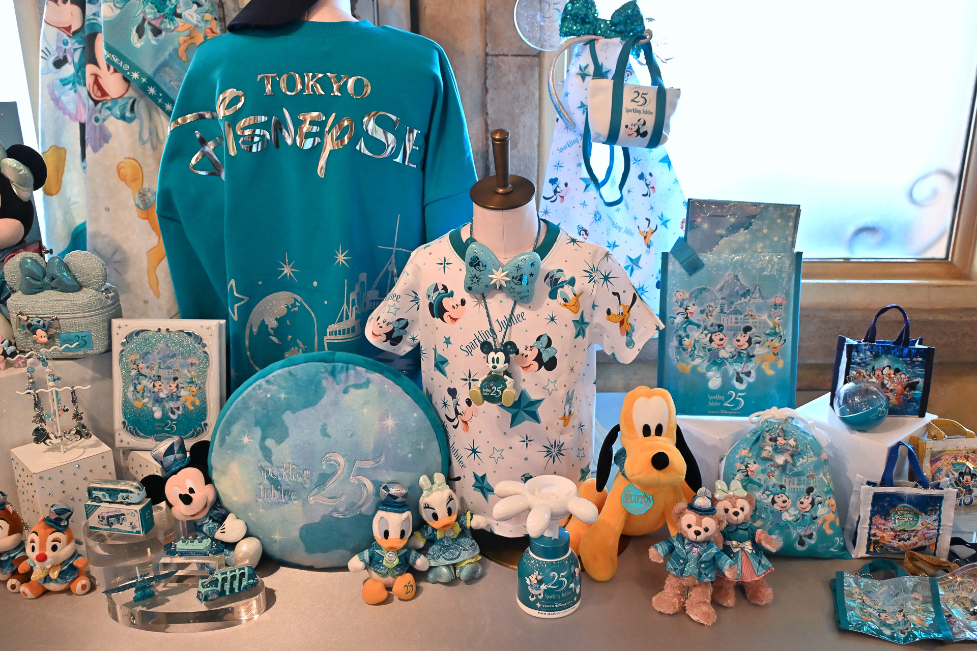 Tシャツ（Mサイズ 3500円）ほか、周年アイテムが盛りだくさんだ！