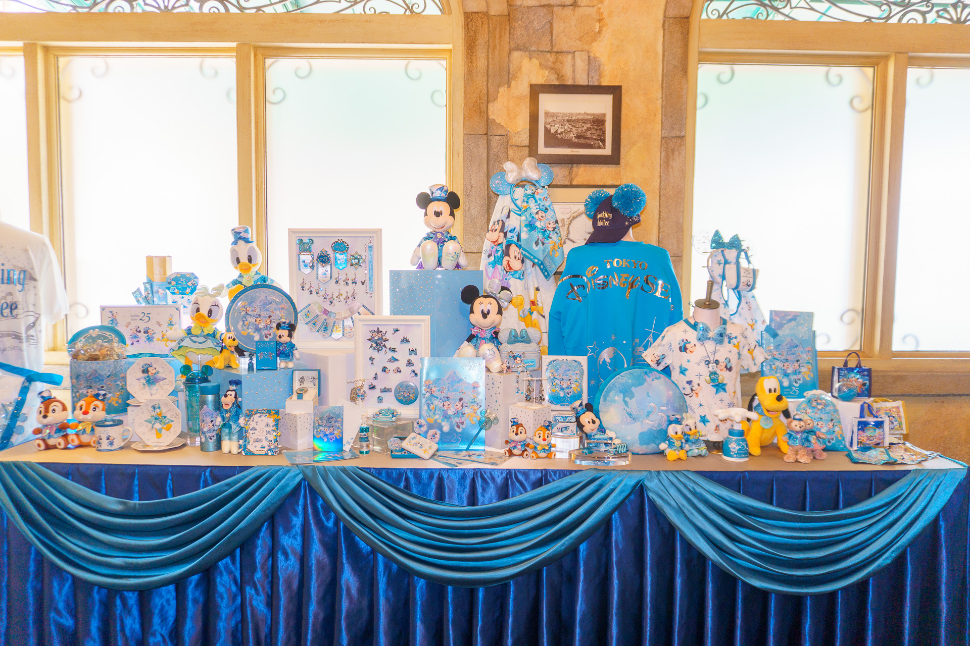 「25周年の祝祭感にあふれたジュビリーブルーのグッズ」たち