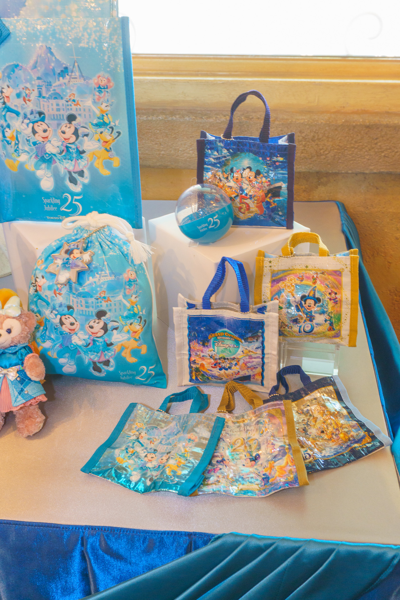 ミニショッパー風小物入れがランダムで当たるカプセルトイ（500円）。歴代の周年アートをあしらっている