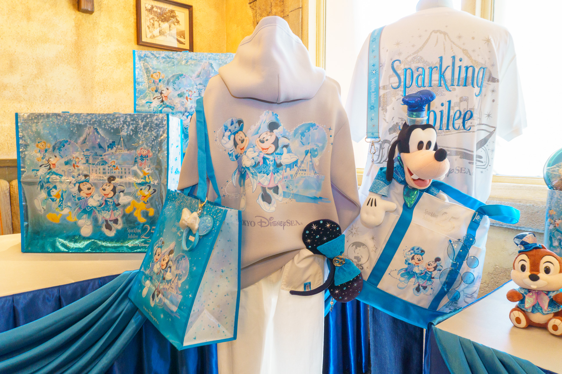 「25周年の祝祭感にあふれたジュビリーブルーのグッズ」たち
