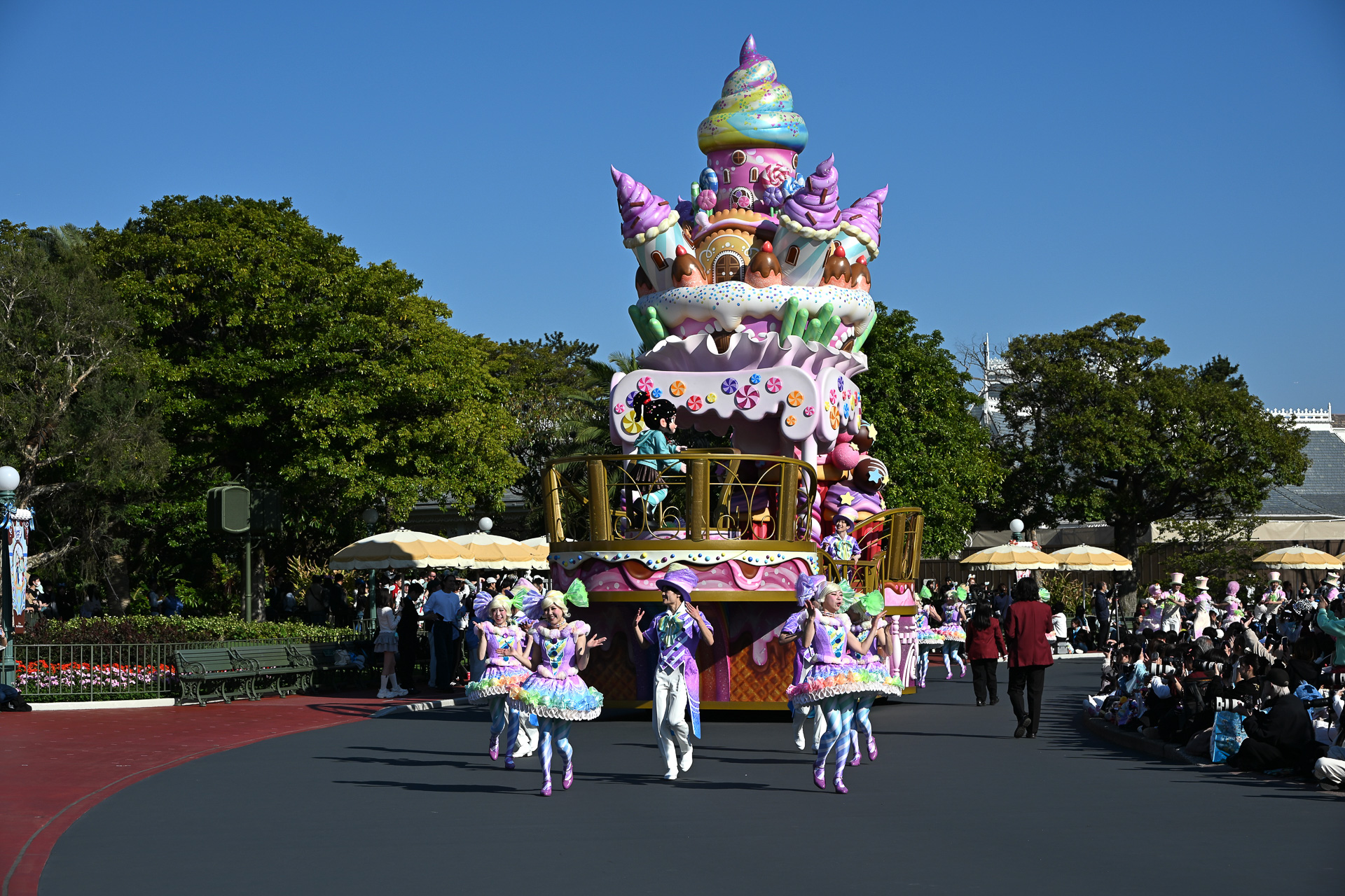 お菓子のお城をイメージしたフロート「スウィーツ・パラダイス・リゾート」で、ヴァネロペが登場。まさに映画の世界観と一致！