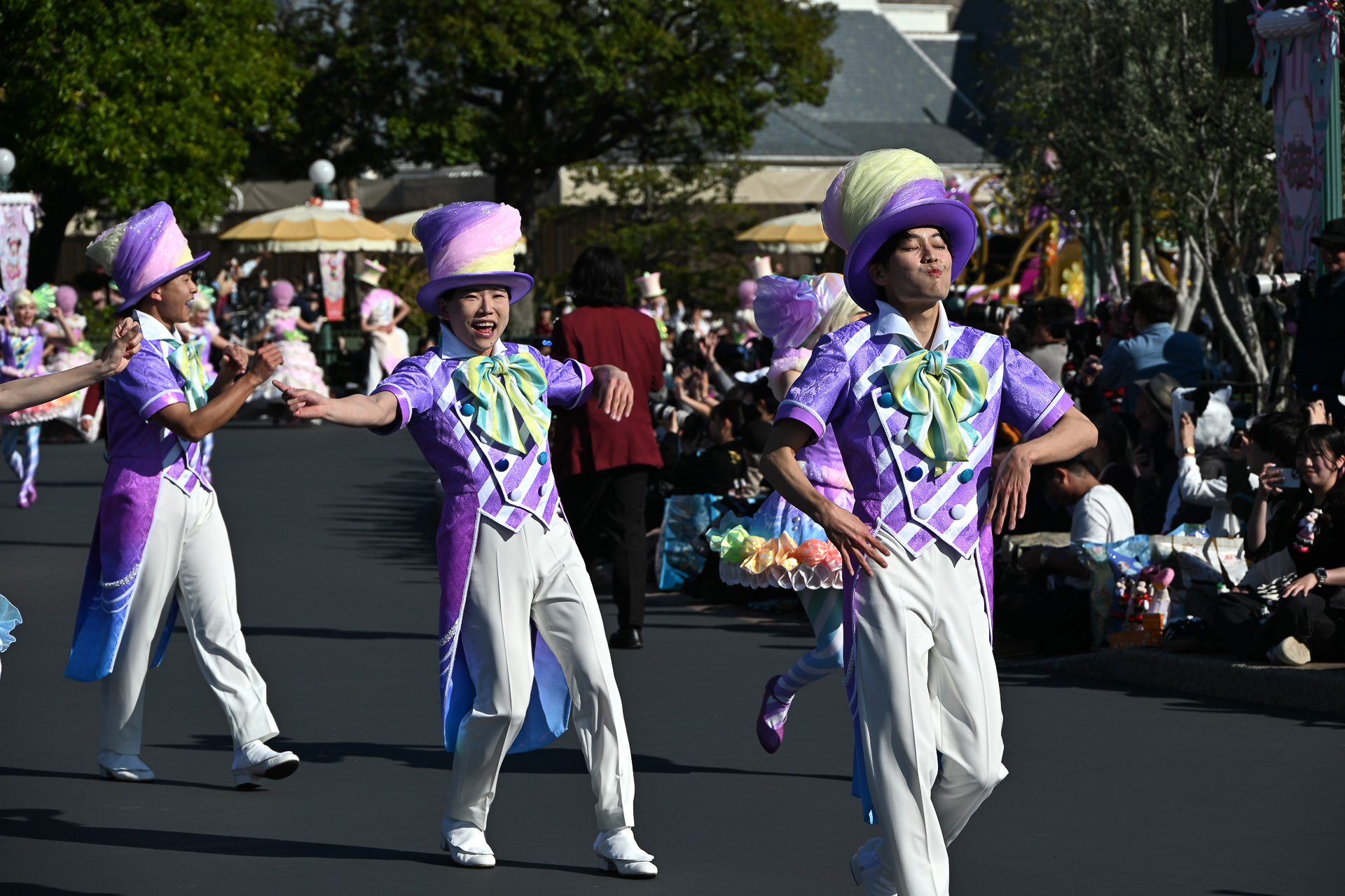 お菓子のお城をイメージしたフロート「スウィーツ・パラダイス・リゾート」で、ヴァネロペが登場。まさに映画の世界観と一致！