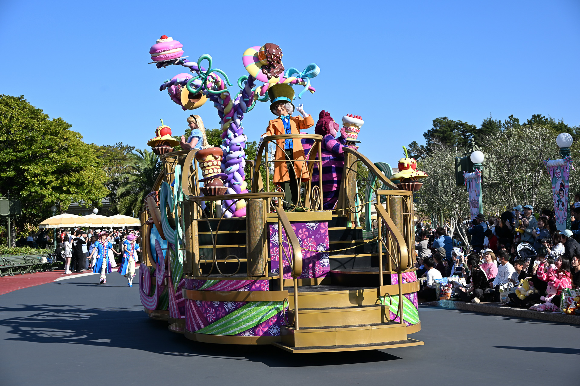 「ファッションサロン」のフロートはポップなデザイン！　不思議な雰囲気にあふれる