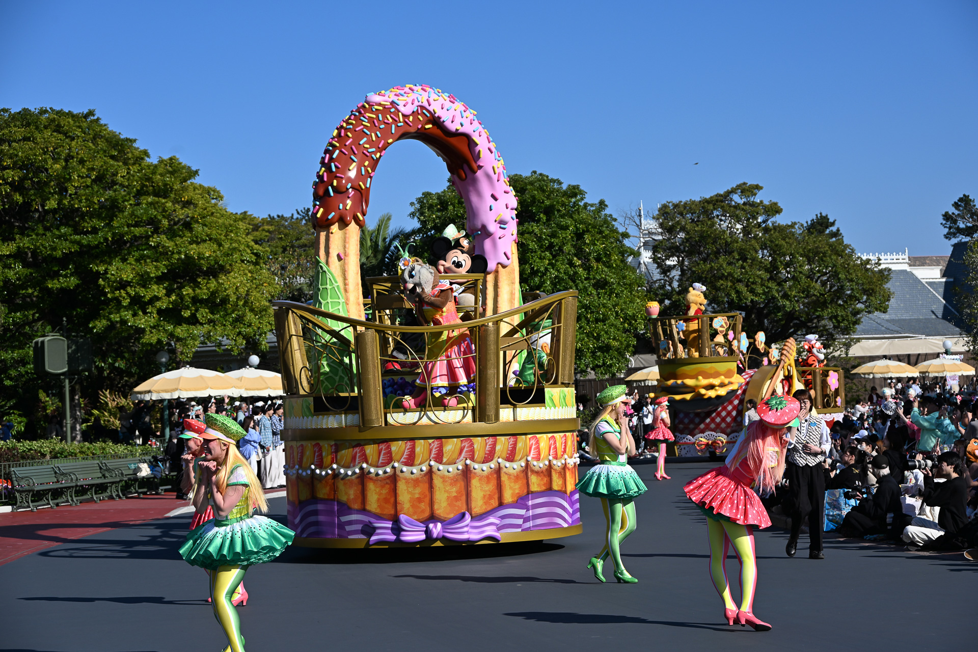 フルーツタルト風のライブステージをイメージしたフロートが登場