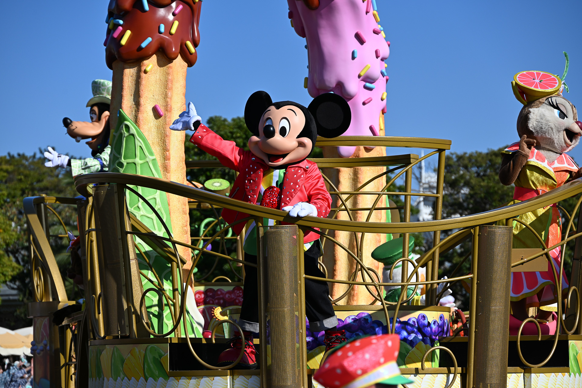 フルーツタルト風のライブステージをイメージしたフロートが登場